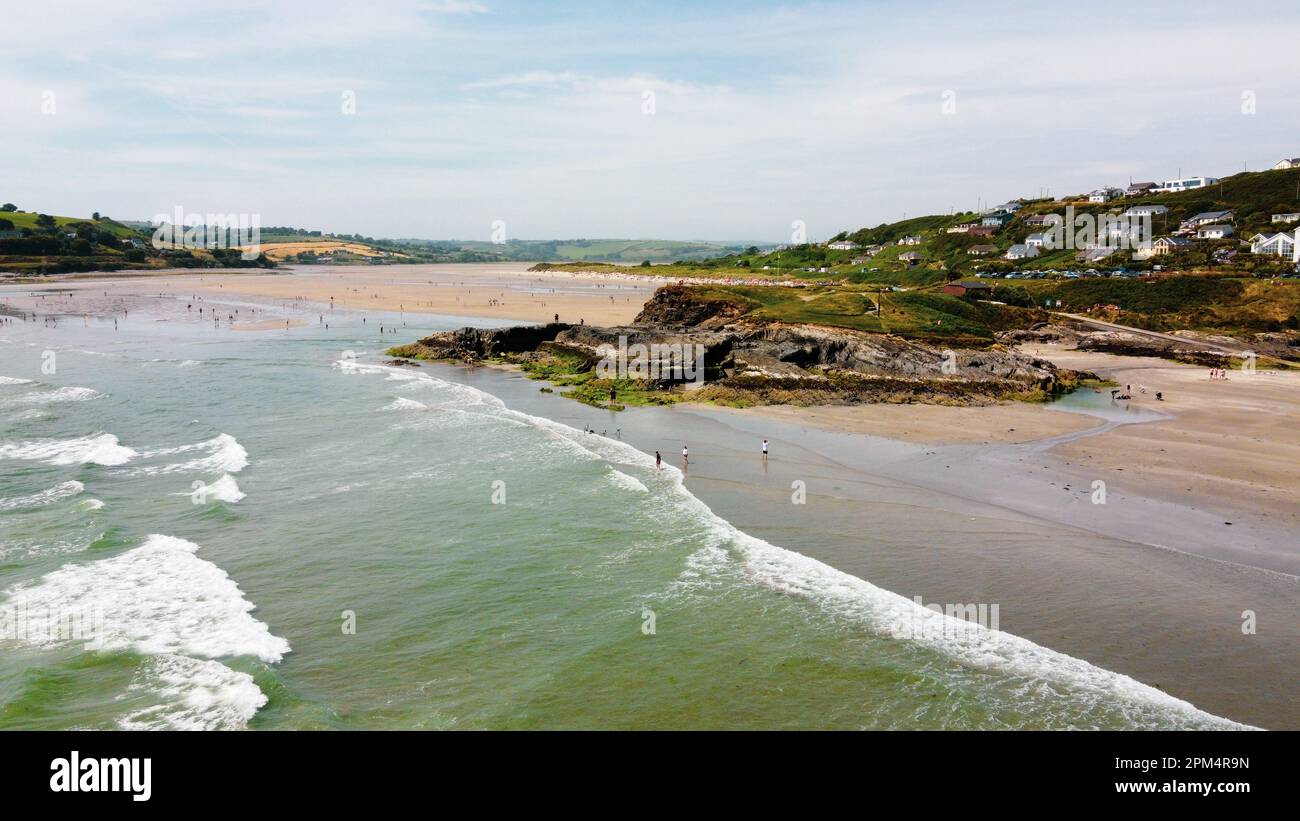 Vista dall'alto di una scogliera costiera sulla costa atlantica dell'Irlanda. punta della Vergine Maria. Isola di Inchydoney. Spiaggia Bandiera Blu. Foto Stock