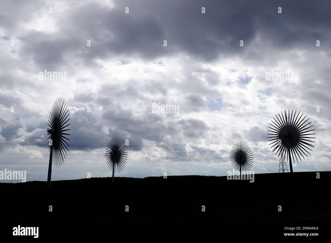 Compositi di turbine eoliche che sembrano dente di leone giganti alla Hook Moor Wind Farm vicino a Leeds, West Yorkshire, Regno Unito Foto Stock