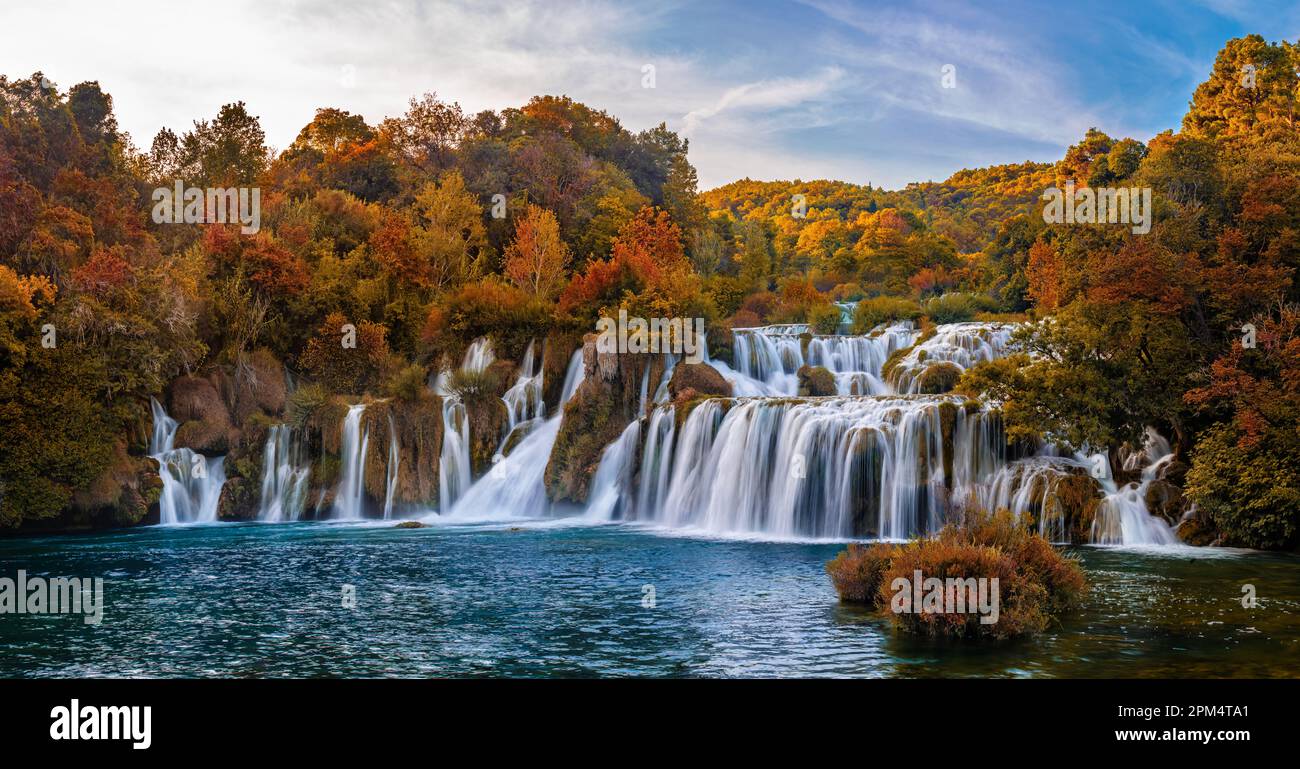 Krka, Croazia - Vista panoramica delle famose cascate di Krka nel Parco Nazionale di Krka in una luminosa mattinata autunnale con un incredibile coloratissimo fogliame autunnale e. Foto Stock
