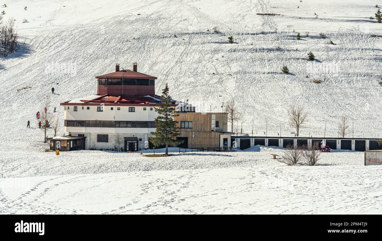 Paesaggio innevato del Passo San Leonardo con l'Hotel Celidonio, punto di partenza per trekking ed escursioni nel Parco Nazionale della Maiella. Abruzzo Foto Stock