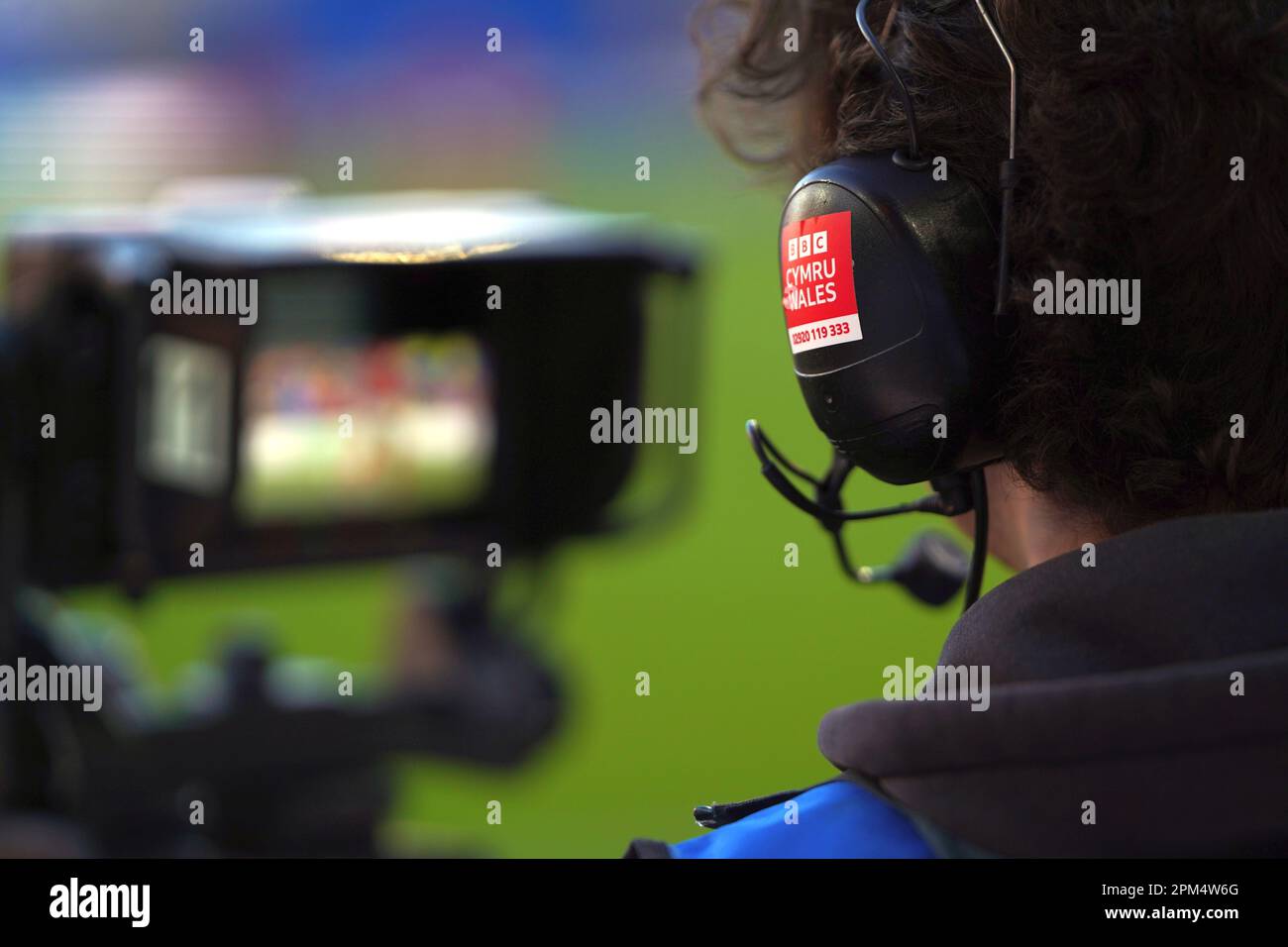 Uomo della BBC che lavora al Cardiff City Stadium. - Galles / Northeern Ireland Foto Stock
