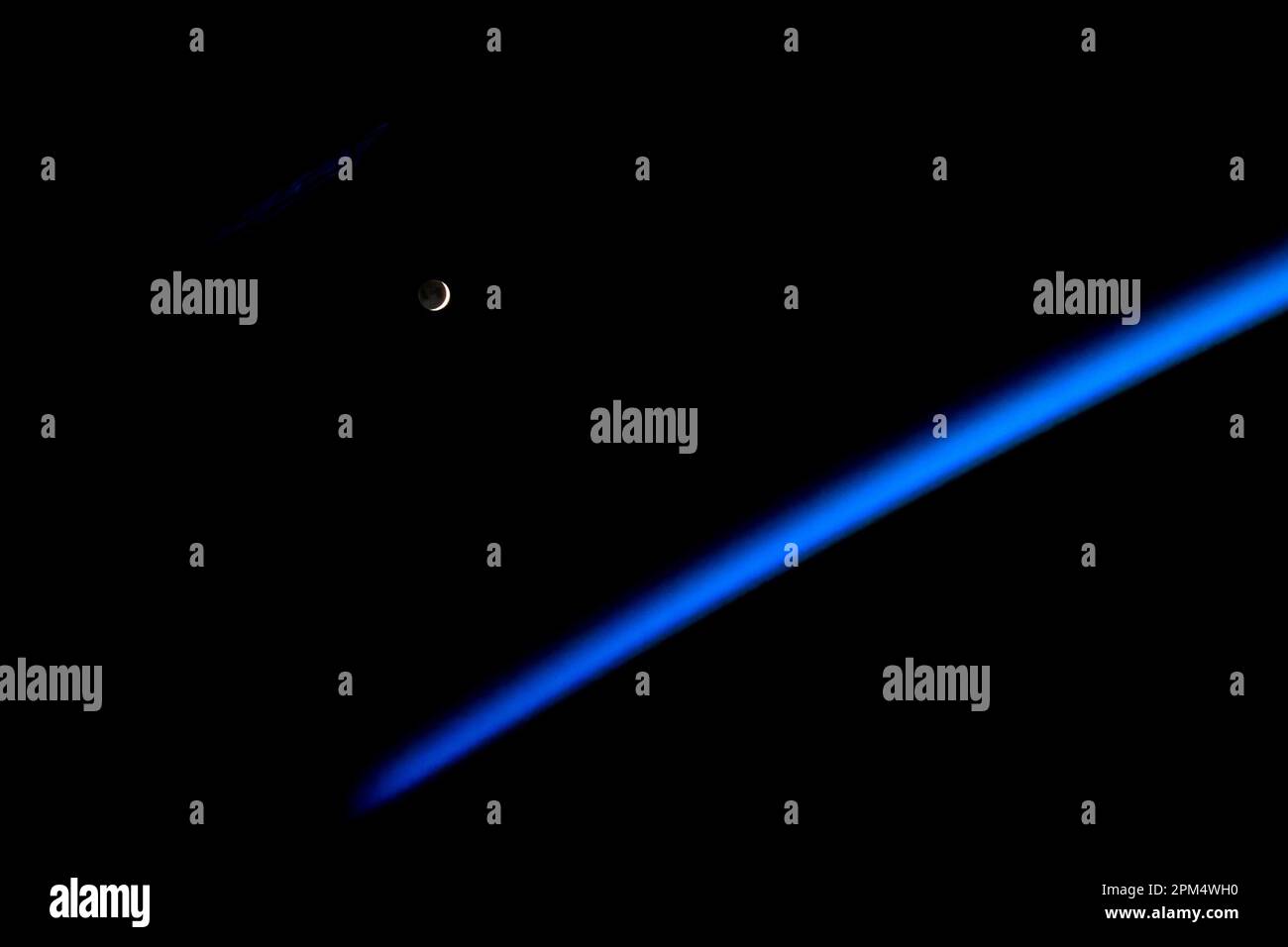Luna e pianeta Terra atmosfera. Ottimizzazione digitale. Elementi della NASA Foto Stock