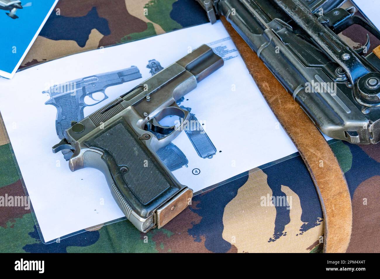 Pistola semiautomatica ungherese 96M e relativa descrizione su un tavolo mimetizzazione Foto Stock