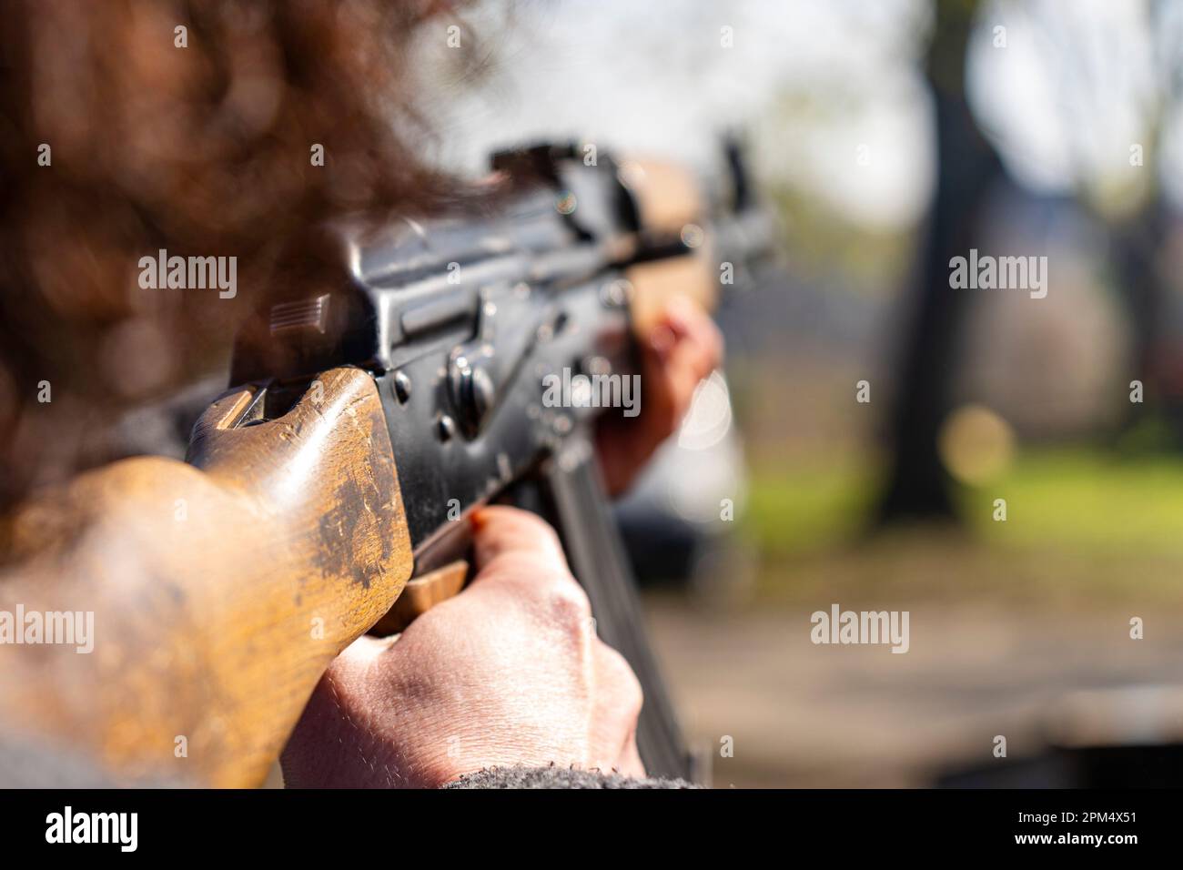 Una donna prende la mira con un fucile d'assalto AK-47 Kalashnikov Foto Stock