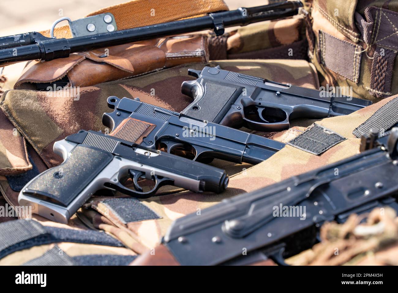 Vecchie pistole semiautomatiche ungheresi e su un tavolo mimetizzazione Foto Stock