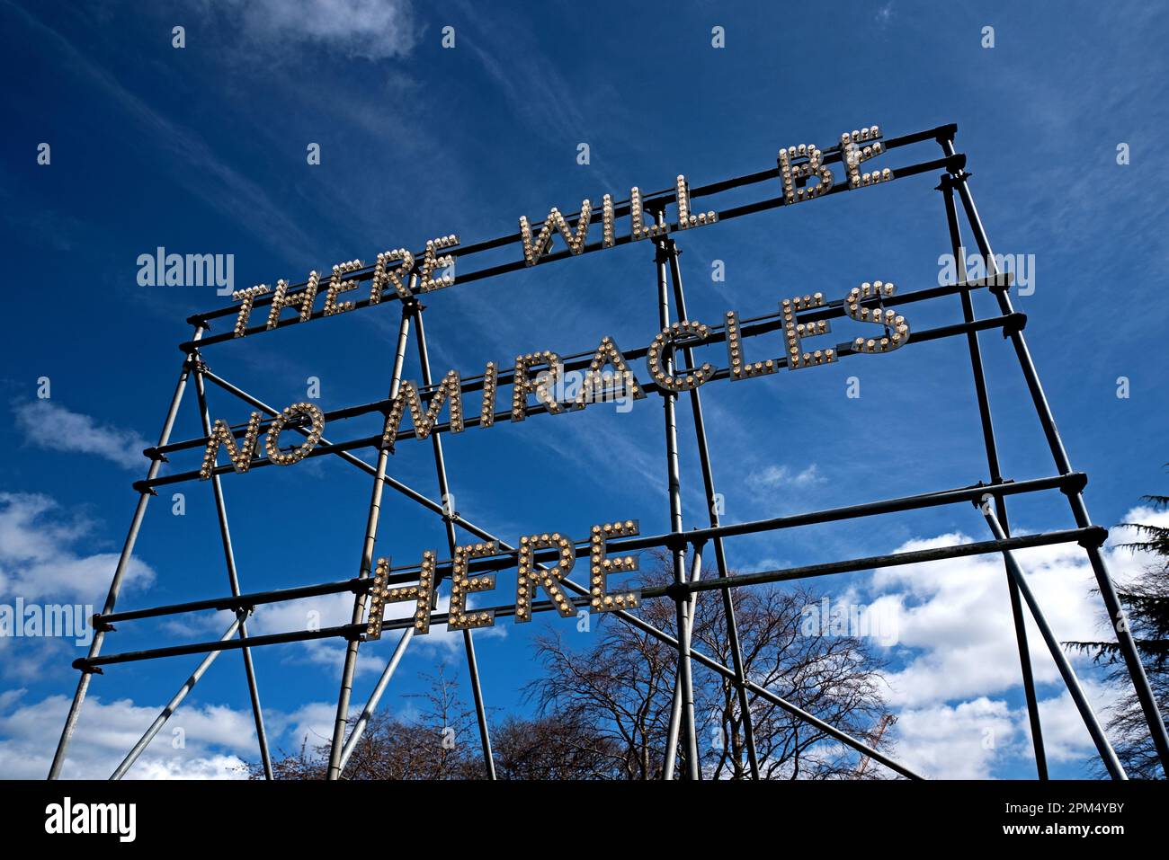 'Non ci saranno miracoli qui', un'opera di Nathan Coley nei terreni della Scottish National Gallery of Modern Art a Belford Road, Edimburgo. Foto Stock