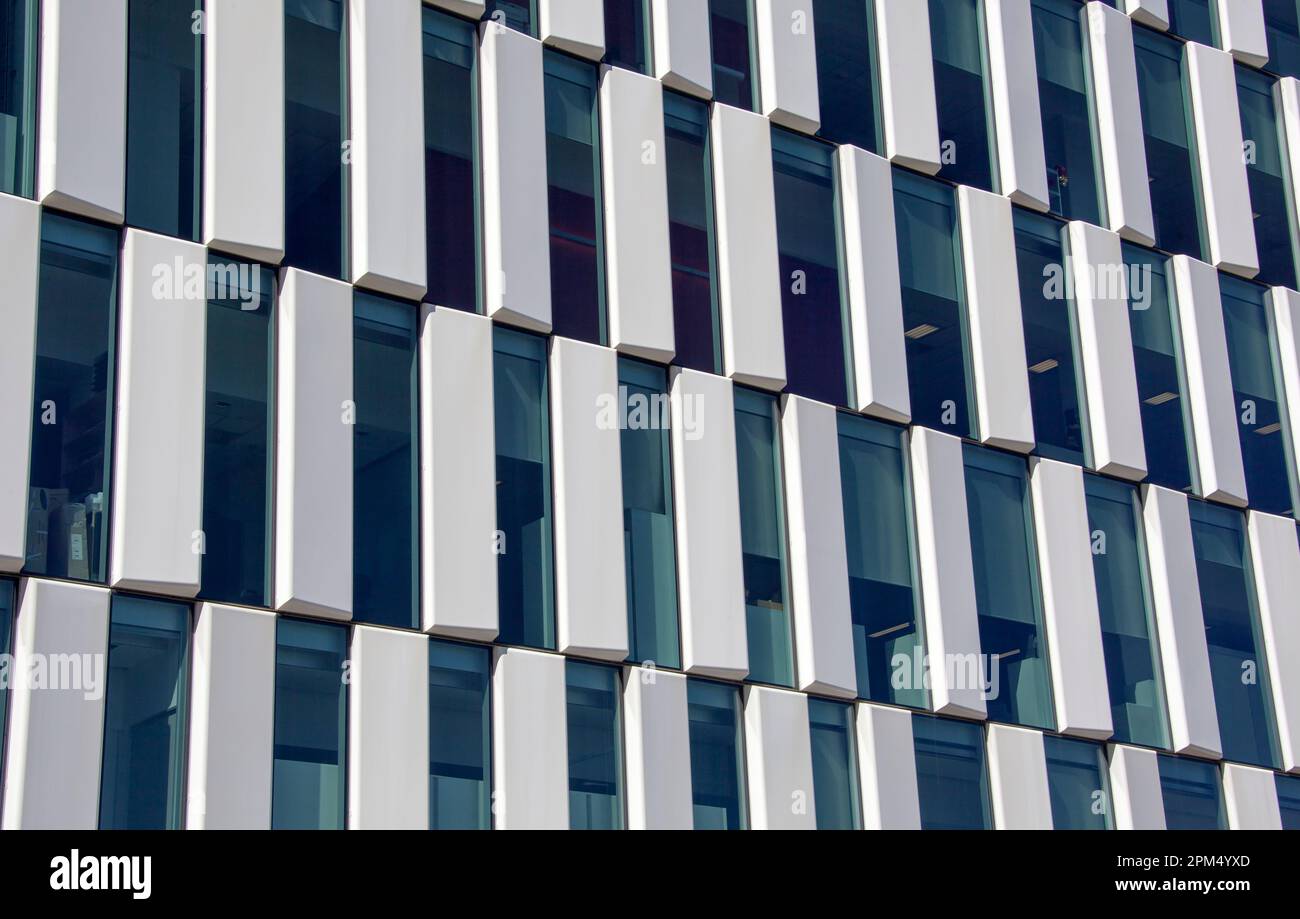 La vista astratta di un moderno edificio di uffici con strette finestre nel centro di Wellington (Nuova Zelanda). Foto Stock