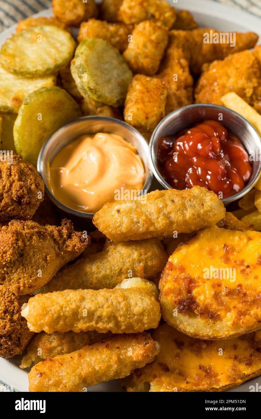 Vassoio di antipasti fritti con patate fritte alla francese bastoncini di mozzarella e pollo Foto Stock