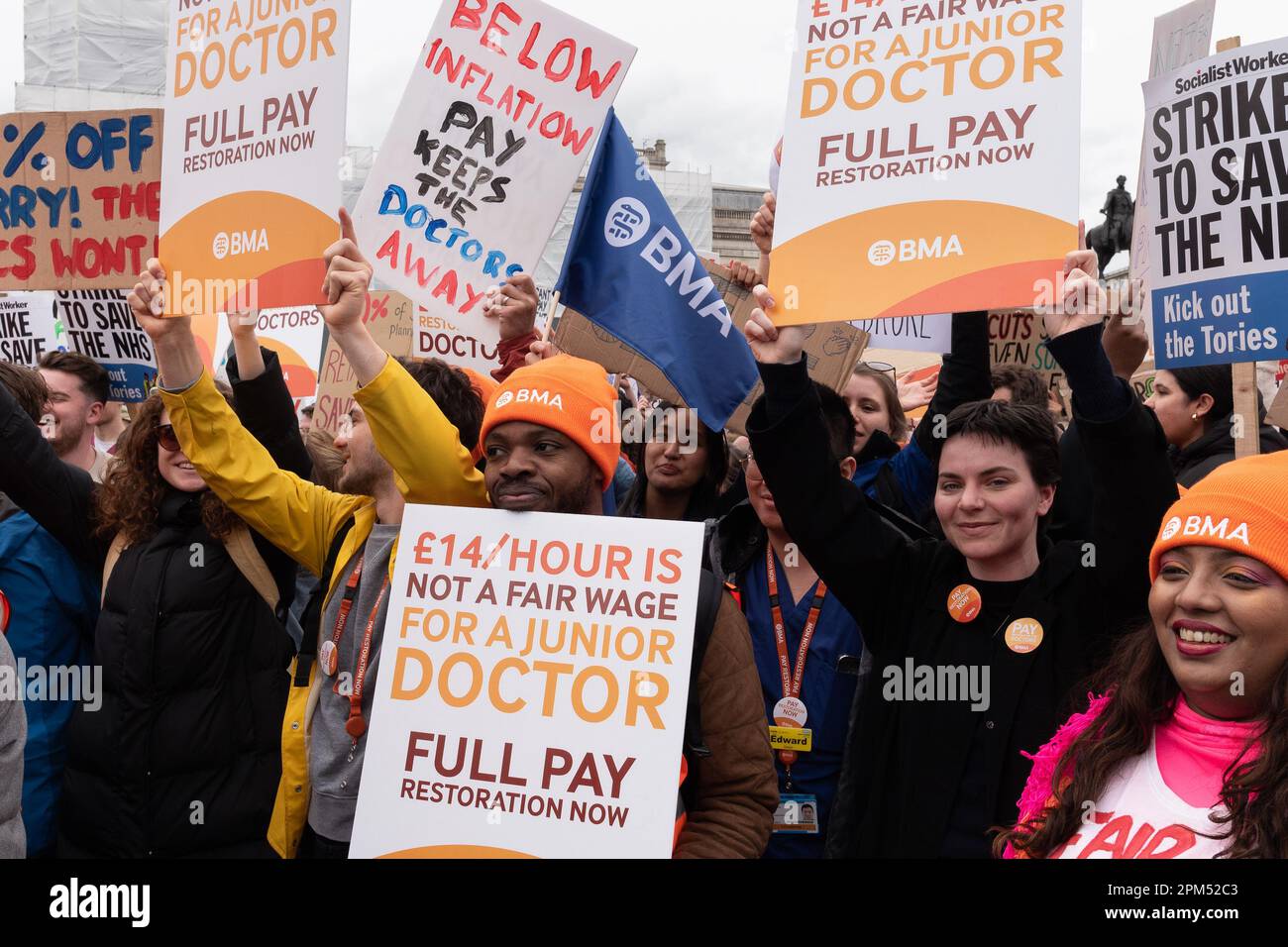 Londra, Regno Unito. 11 aprile 2023. I medici junior del National Health Service (NHS) in Inghilterra iniziano una seconda serie di scioperi per ottenere un ripristino completo della retribuzione, Foto Stock