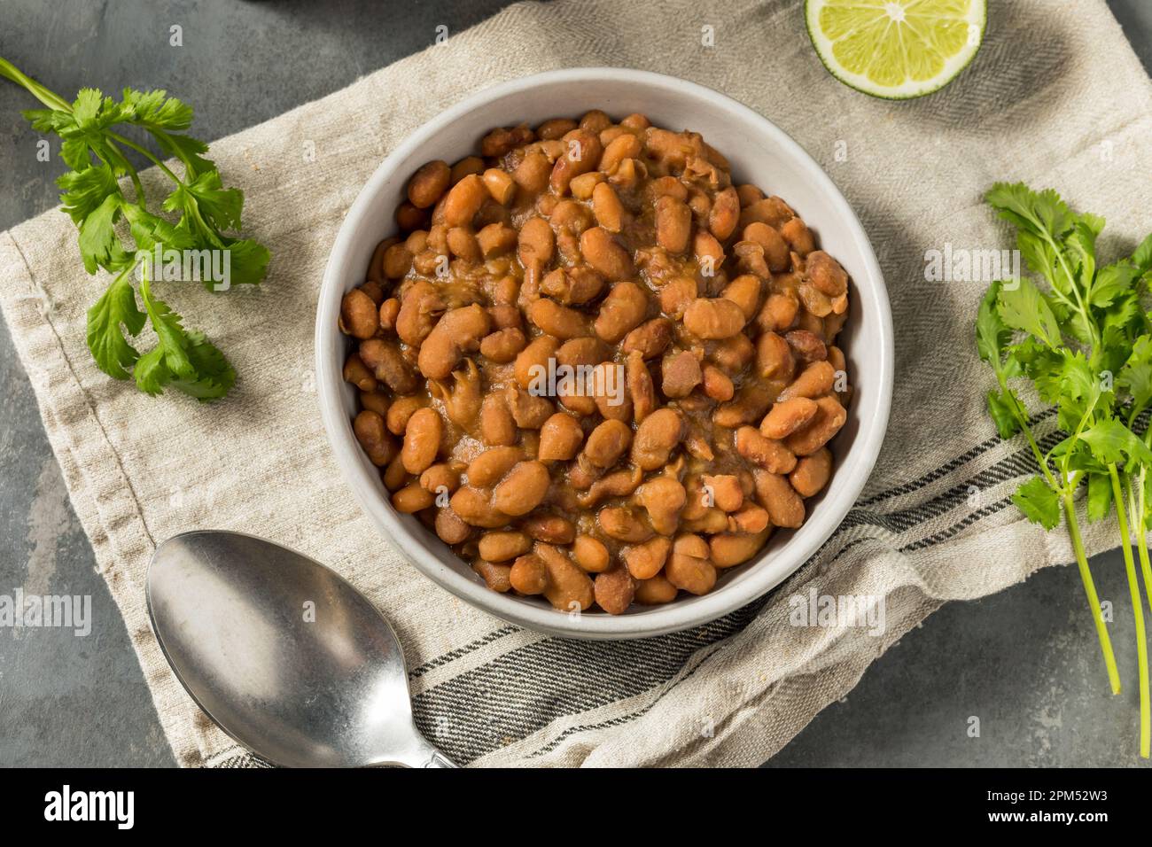 Fagioli refrigerati Pinto messicani fatti in casa pronti a mangiare Foto Stock
