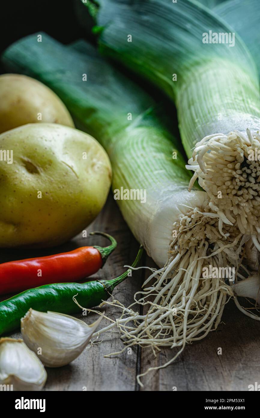 Ingredienti crudi. Patate e porri. Scatto macro. Foto Stock