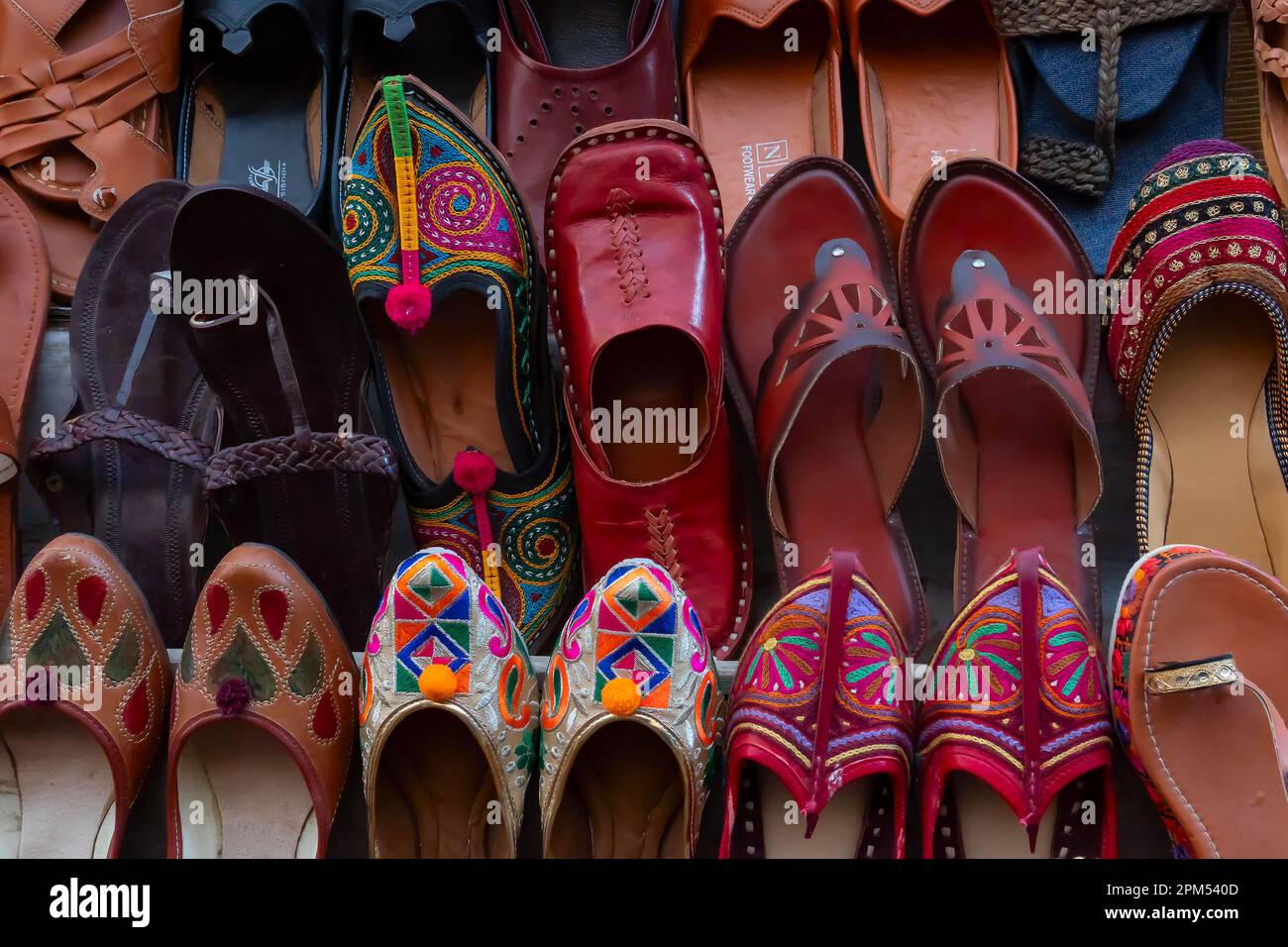 Jaisalmer, Rajasthan, India - 13.10.2019 : paia di scarpe da donna Rajasthani in mostra per la vendita. Foto Stock