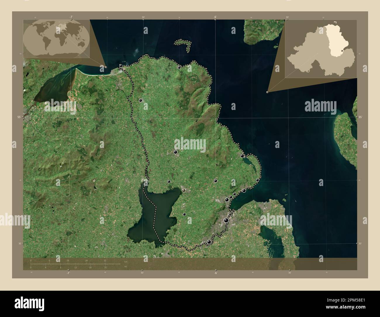 Antrim, regione dell'Irlanda del Nord. Mappa satellitare ad alta risoluzione. Posizioni delle principali città della regione. Mappe delle posizioni ausiliarie degli angoli Foto Stock