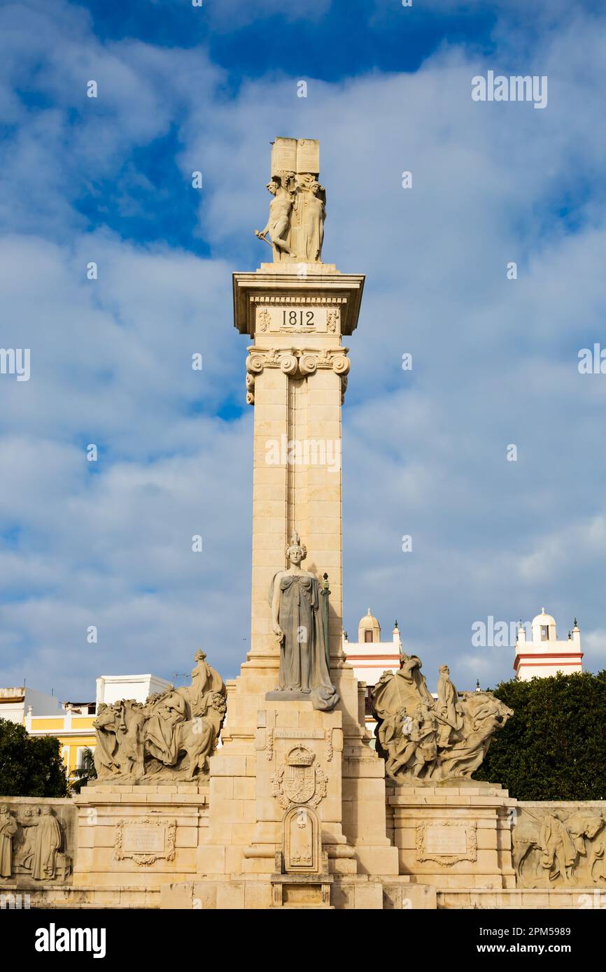Il Monumento a la Constitucion 1812, Monumento alla Costituzione 1812, per celebrare il centenario della guerra di indipendenza. Plaza Espana, Cadice, Foto Stock