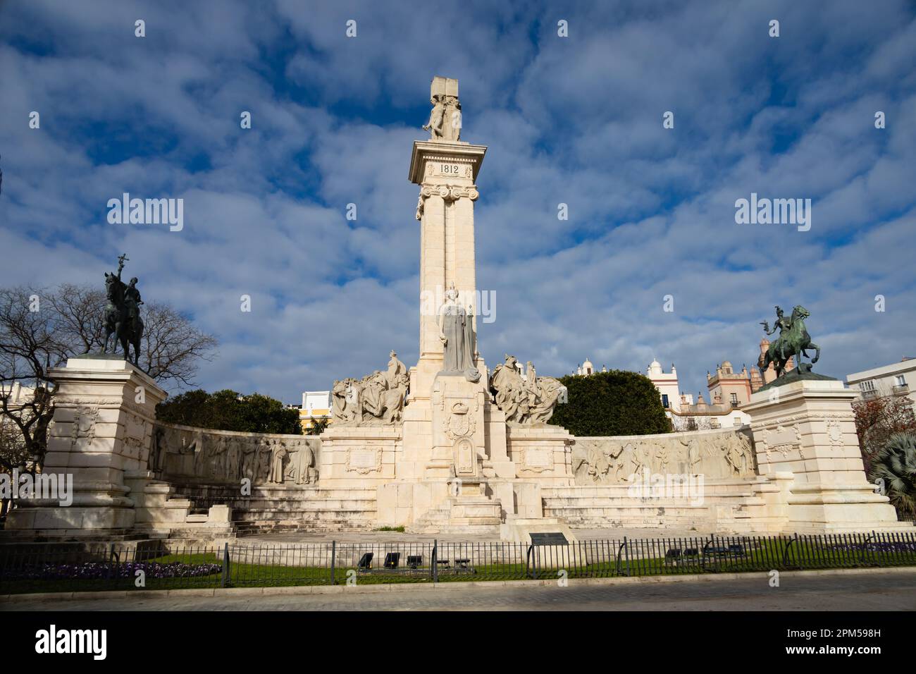 Il Monumento a la Constitucion 1812, Monumento alla Costituzione 1812, per celebrare il centenario della guerra di indipendenza. Plaza Espana, Cadice, Foto Stock