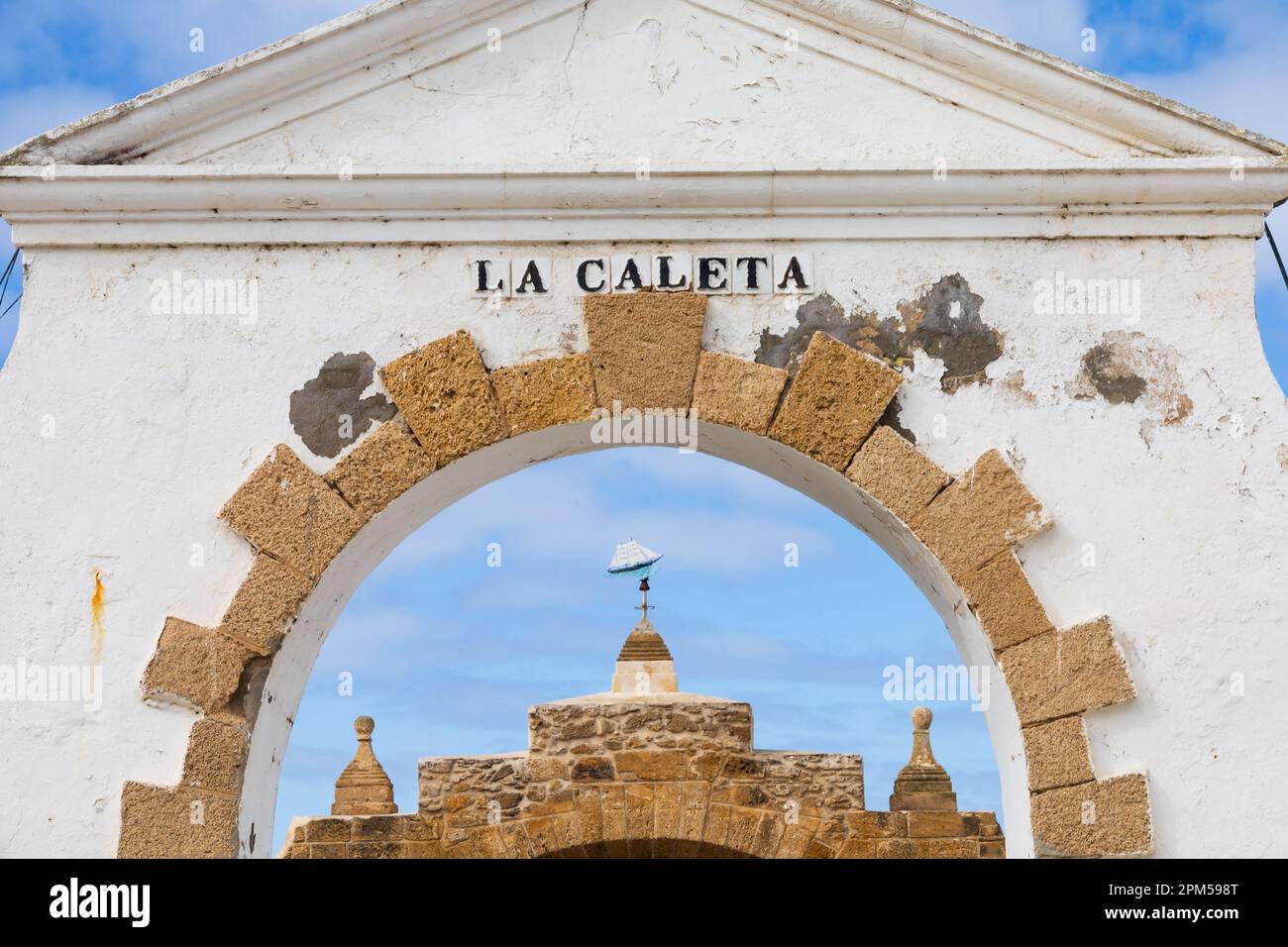 L'arco Puerto de la Caleta, porta d'ingresso al Paseo Fernando Quinones e le isole Castillo de San Sebastian e Avanzada sta Isabel II. Cadice, Anda Foto Stock