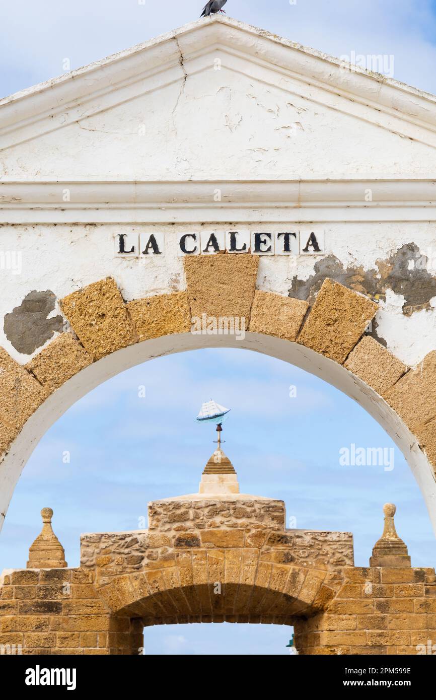 L'arco Puerto de la Caleta, porta d'ingresso al Paseo Fernando Quinones e le isole Castillo de San Sebastian e Avanzada sta Isabel II. Cadice, Anda Foto Stock