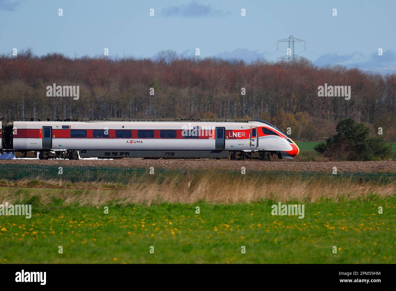Treno LNER Azuma che passa Sherburn-in-Elmet nel North Yorkshire, Regno Unito Foto Stock