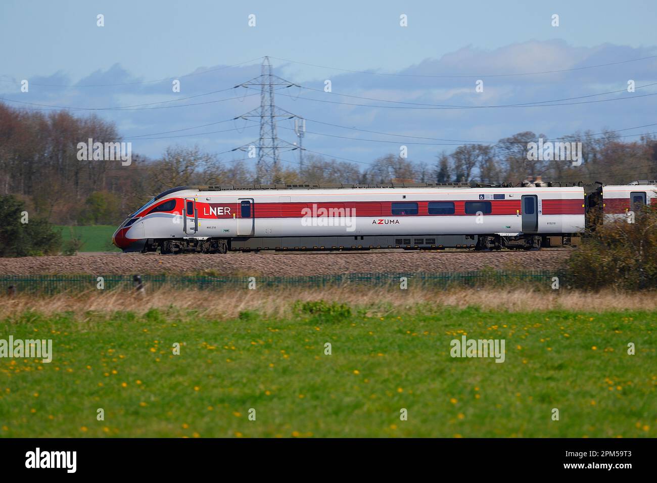 Treno LNER Azuma che passa Sherburn-in-Elmet nel North Yorkshire, Regno Unito Foto Stock