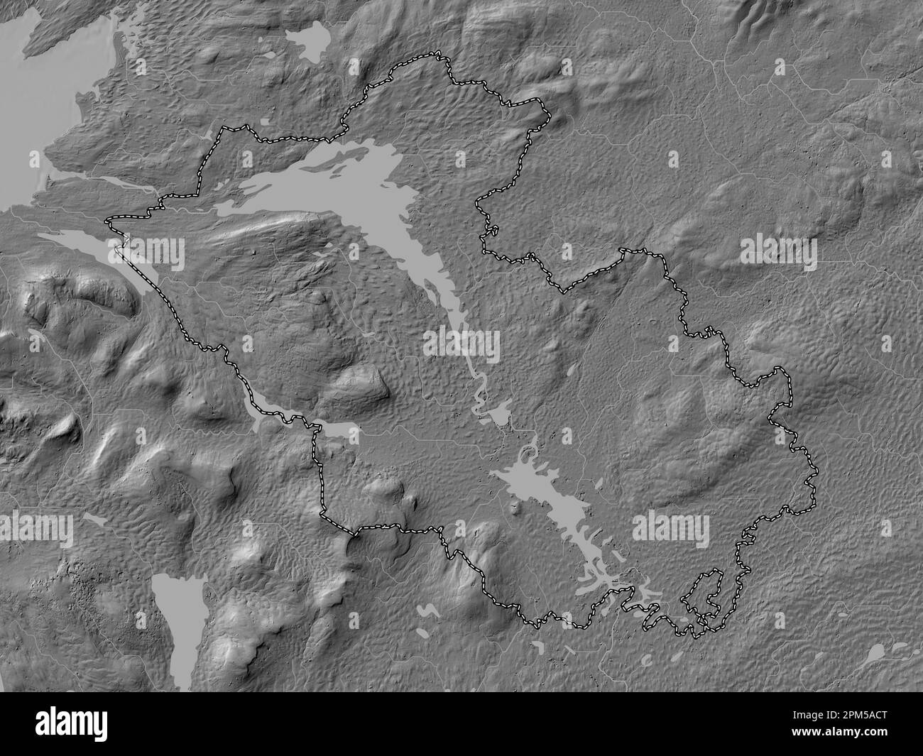 Fermanagh, regione dell'Irlanda del Nord. Mappa altimetrica bilivello con laghi e fiumi Foto Stock