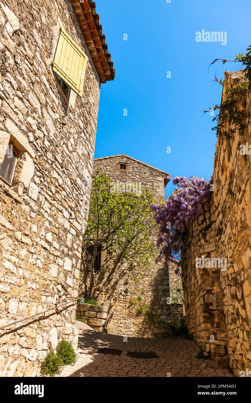 Bellissimo borgo medievale di Vézénobres nel Gard nelle Cévennes, Occitanie, Francia Foto Stock