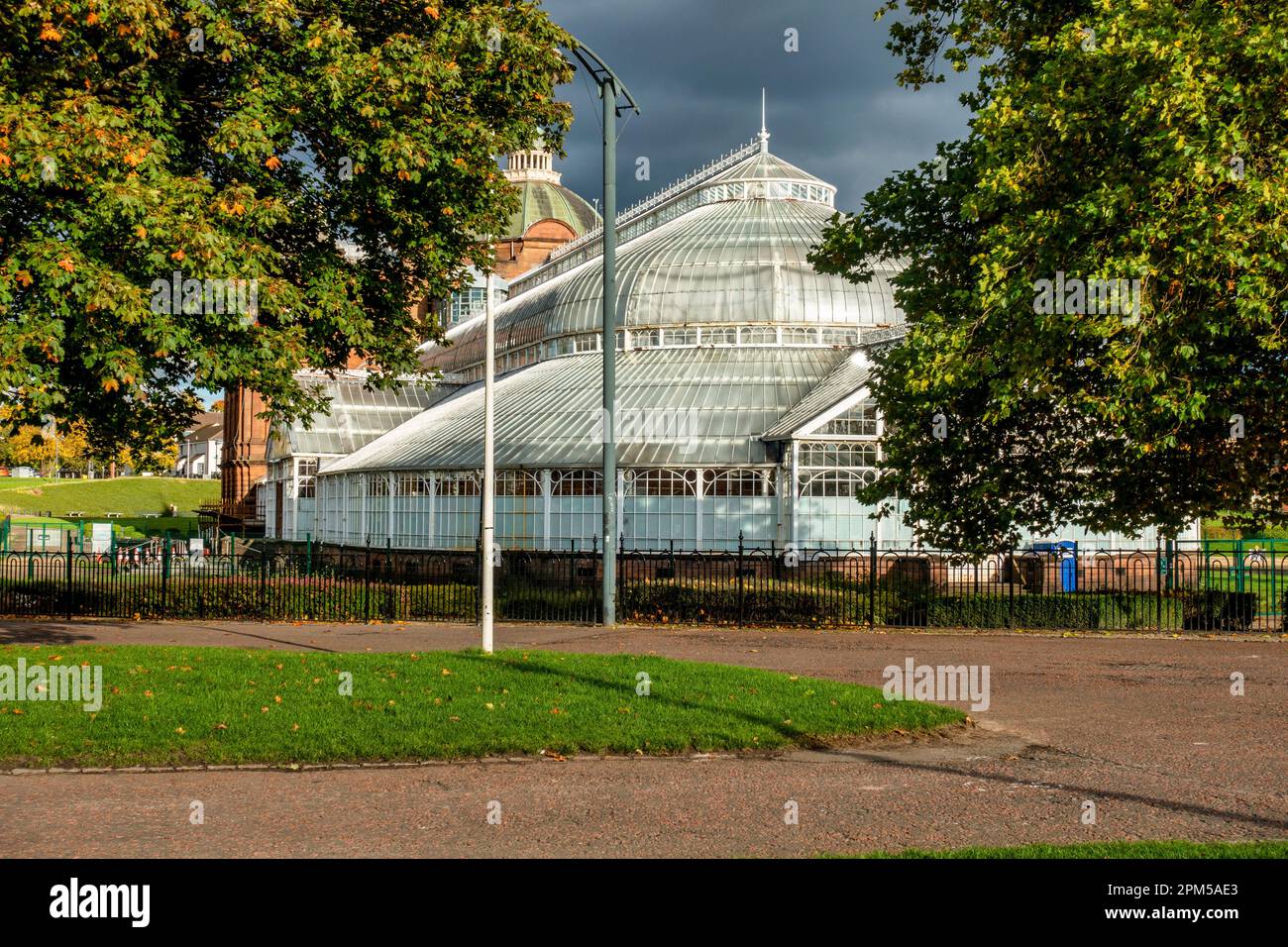 I Winter Gardens (temporaneamente chiusi in attesa di ristrutturazione) sul retro del People’s Palace a Glasgow Green, Scozia, Regno Unito Foto Stock