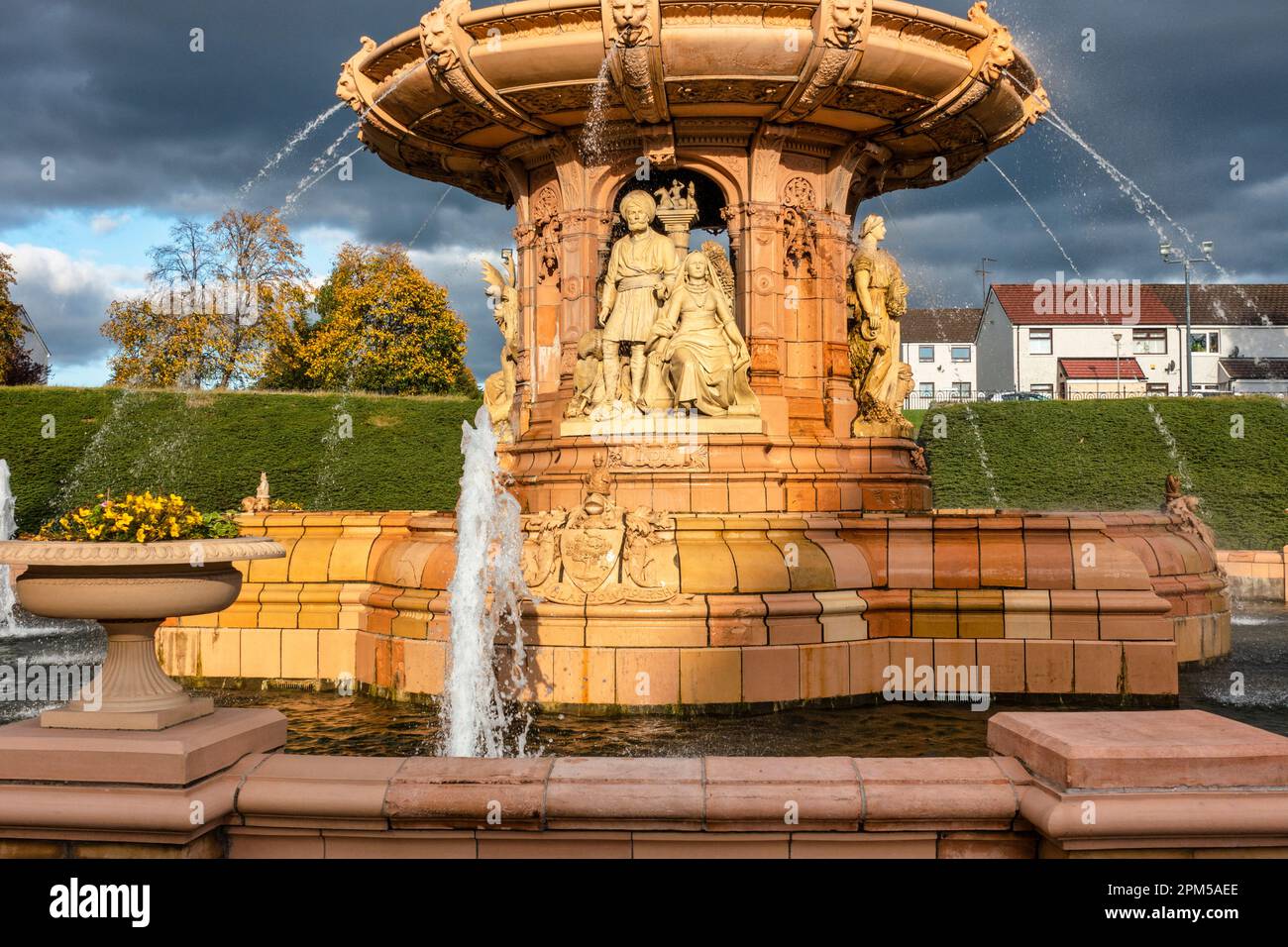 Dettaglio dalla Fontana di Doulton accanto al Palazzo del Popolo a Glasgow Green, Glasgow, Scozia, Regno Unito Foto Stock