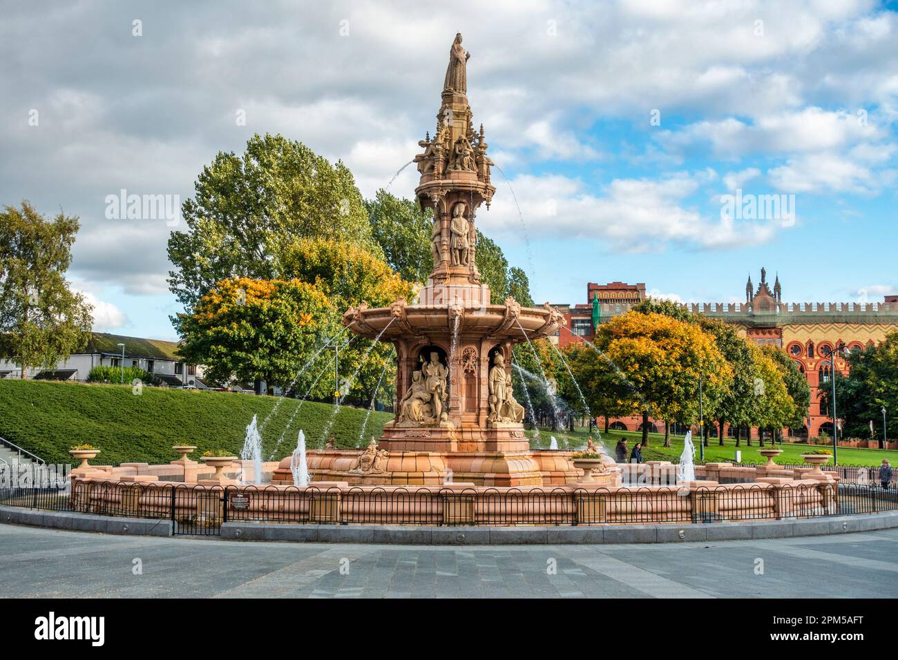 La Fontana di Doulton, per commemorare il Giubileo d’oro della Regina Vittoria nel 1887, accanto al Palazzo del Popolo a Glasgow Green, Glasgow, Scozia, Regno Unito Foto Stock