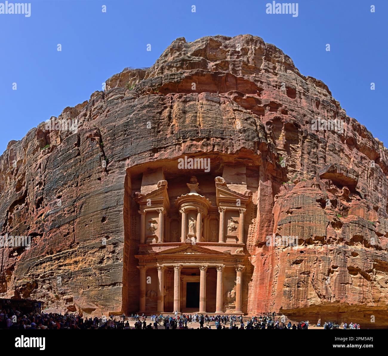 Petra città al-Khazneh Treasury Temple Nabatean regno struttura, facciate in pietra, Mausoleo re Aretas IV 1st C d.C. Giordania scolpito pietra arenaria Foto Stock