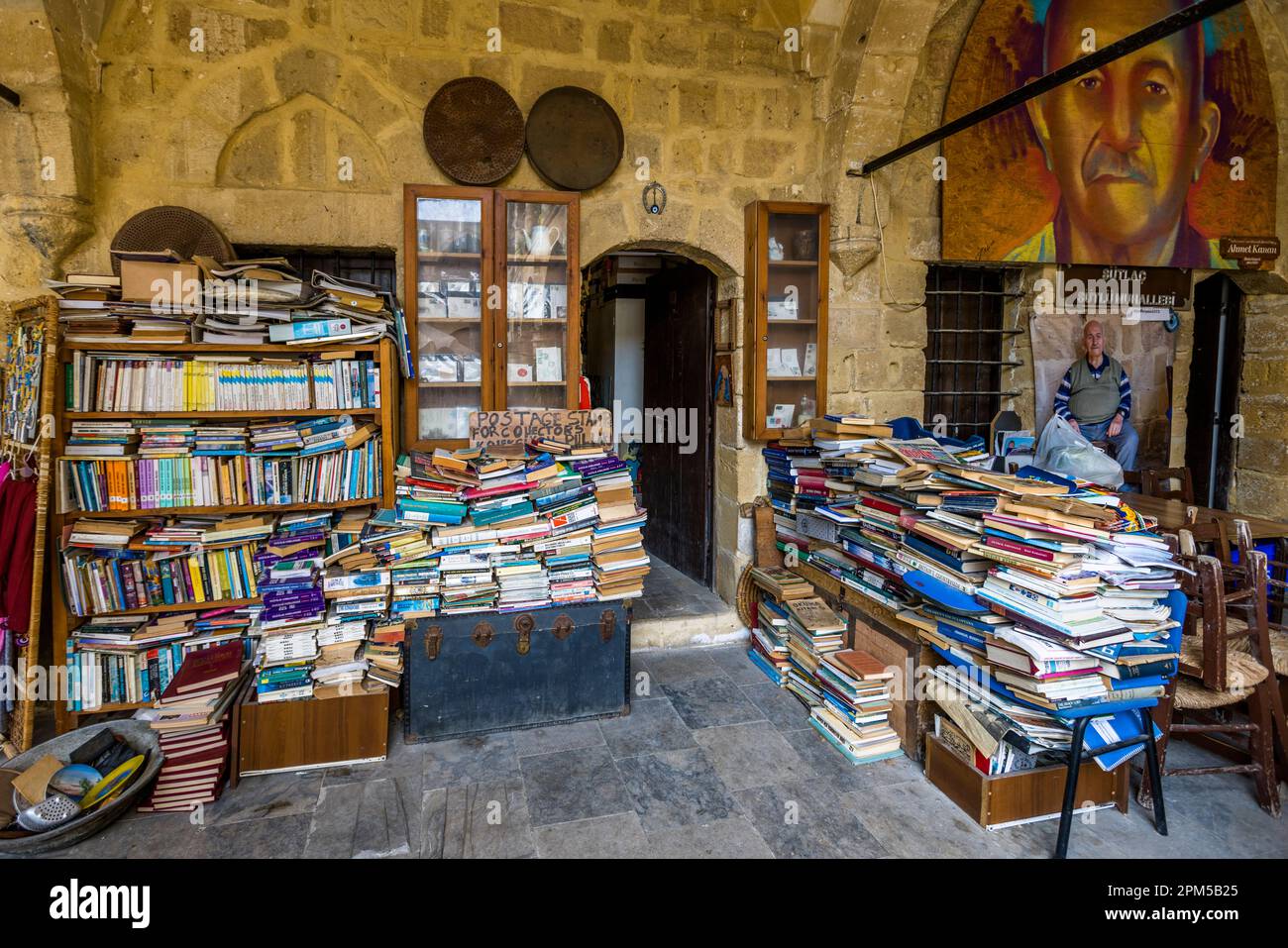 Libreria a Büyük Han, Great Inn è una delle principali attrazioni turistiche di Nicosia. Il vecchio caravanserai si compone di due piani. Nella parte inferiore del complesso quasi quadrato ci sono caffè e ristoranti. Nella parte superiore negozi di souvenir e artigianato. Büyük Han, nonostante la sua popolarità con i turisti, è anche visitato da molti locali a Nicosia, Cipro Foto Stock