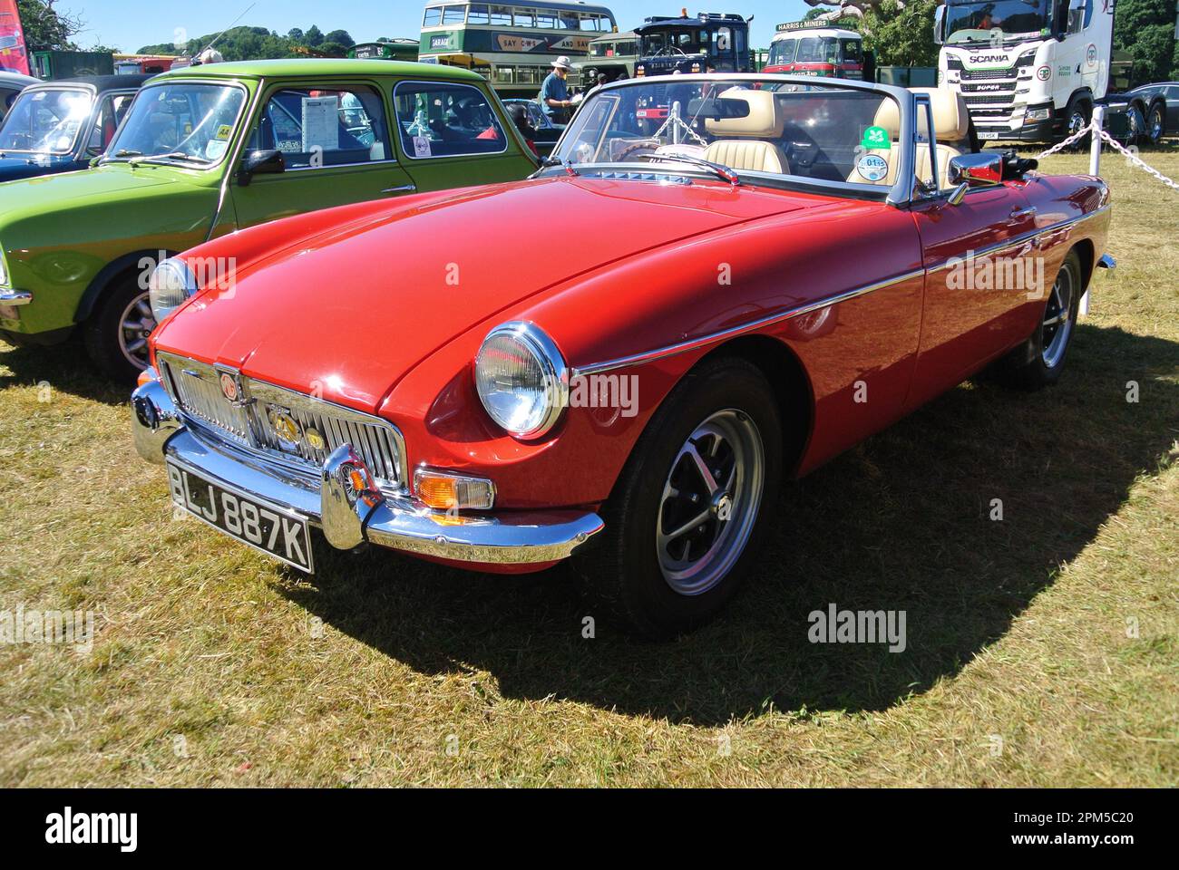 Un'auto Roadster 1972 MGB parcheggiata in esposizione al 47th Historic Vehicle Gathering, Powderham, Devon, Inghilterra, Regno Unito. Foto Stock