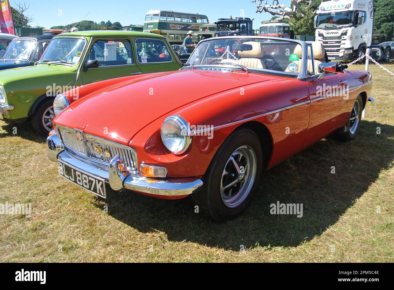 Un'auto Roadster 1972 MGB parcheggiata in esposizione al 47th Historic Vehicle Gathering, Powderham, Devon, Inghilterra, Regno Unito. Foto Stock