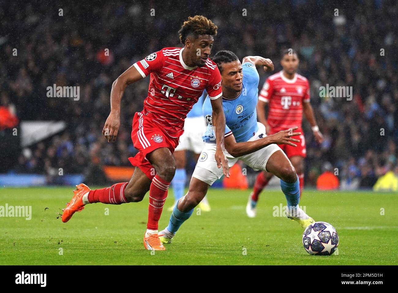 Nathan Ake (a destra) della città di Manchester e Kingsley Coman del Bayern Munich combattono per la palla durante la prima tappa finale della UEFA Champions League al quartier generale dell'Etihad Stadium, Manchester. Data immagine: Martedì 11 aprile 2023. Foto Stock