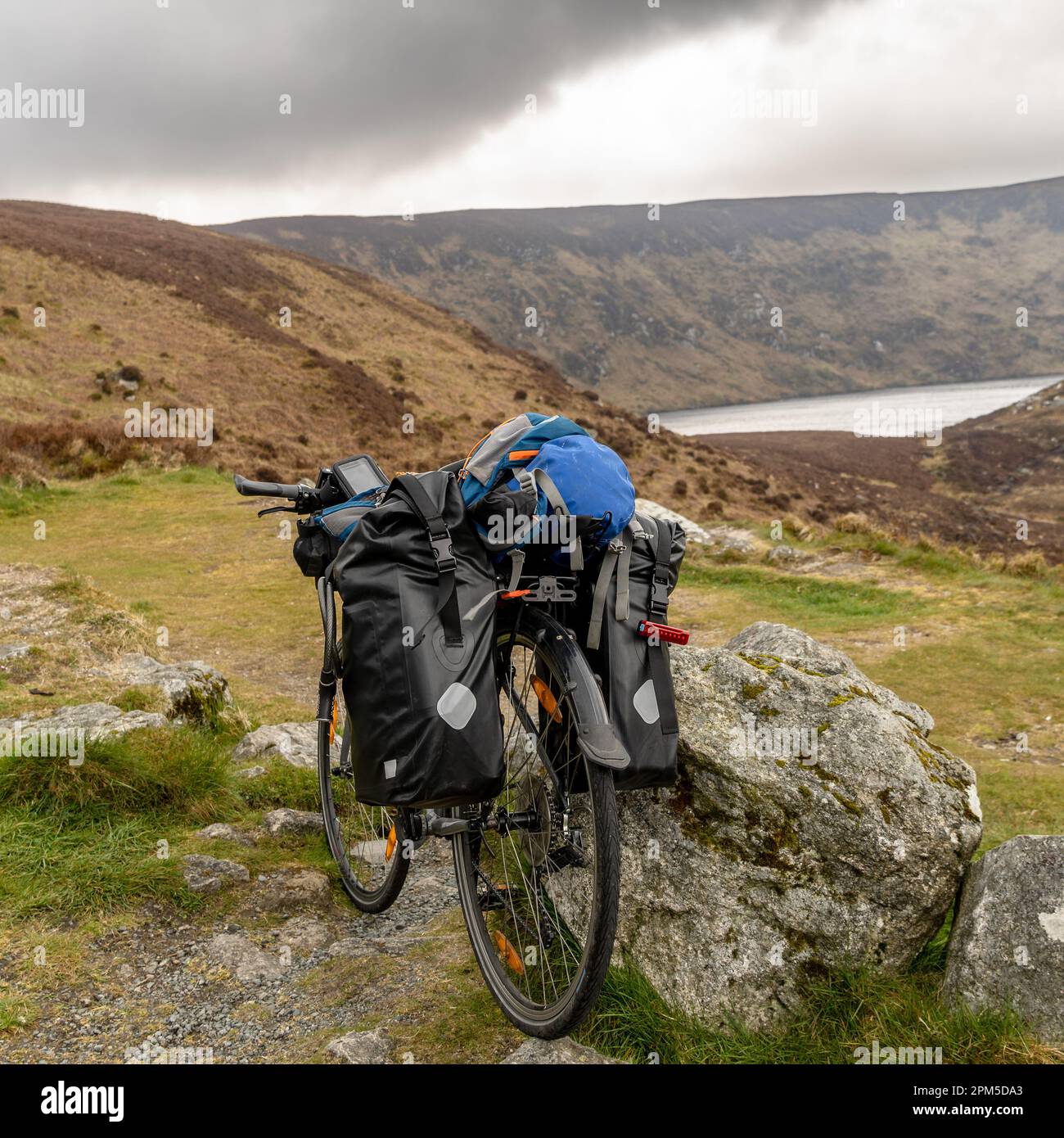 Una bicicletta per gli impacchettatori che riposa sul paesaggio montano Foto Stock