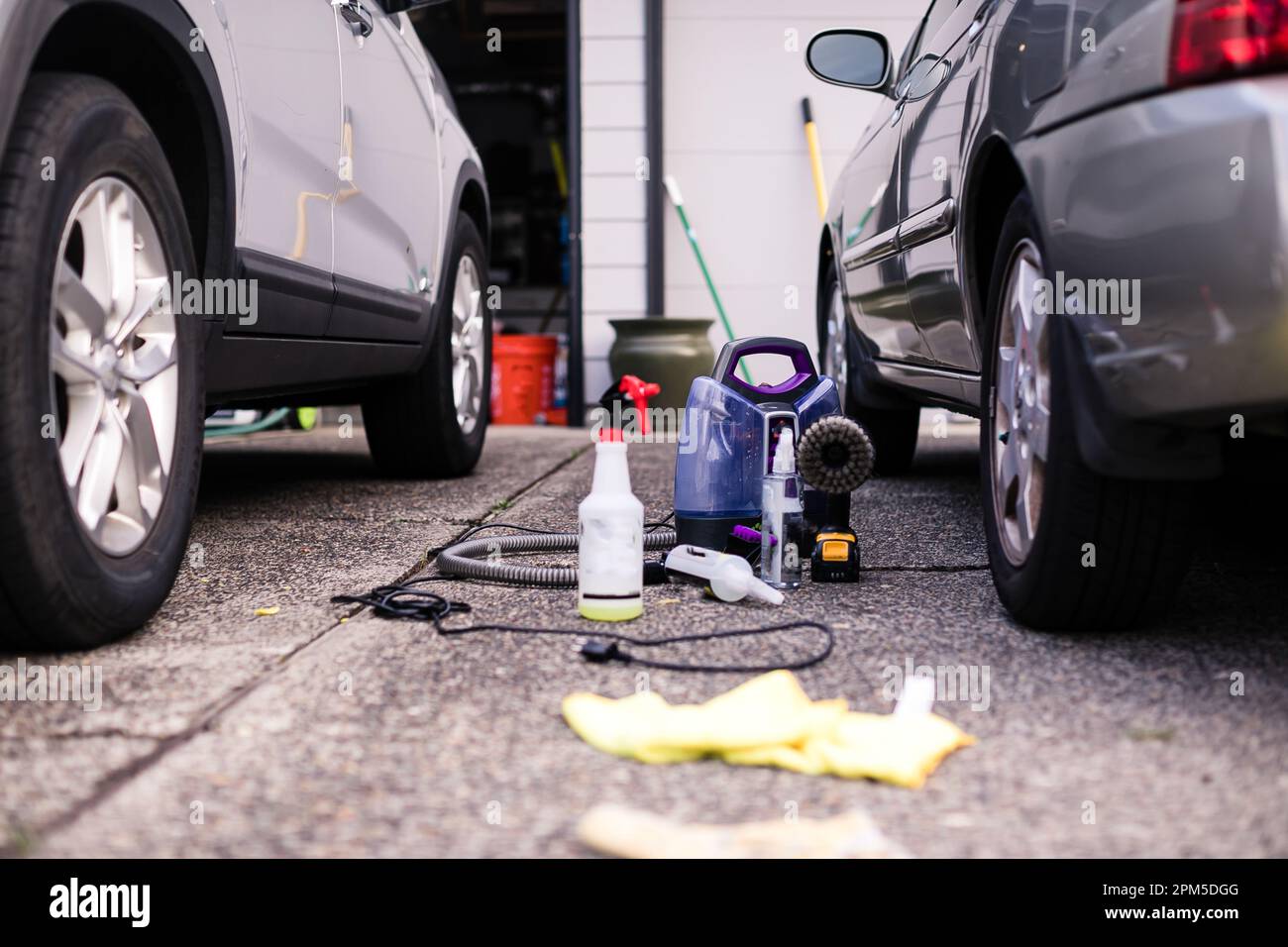 Auto parcheggiate nel vialetto per essere dettagliate e lavate Foto Stock