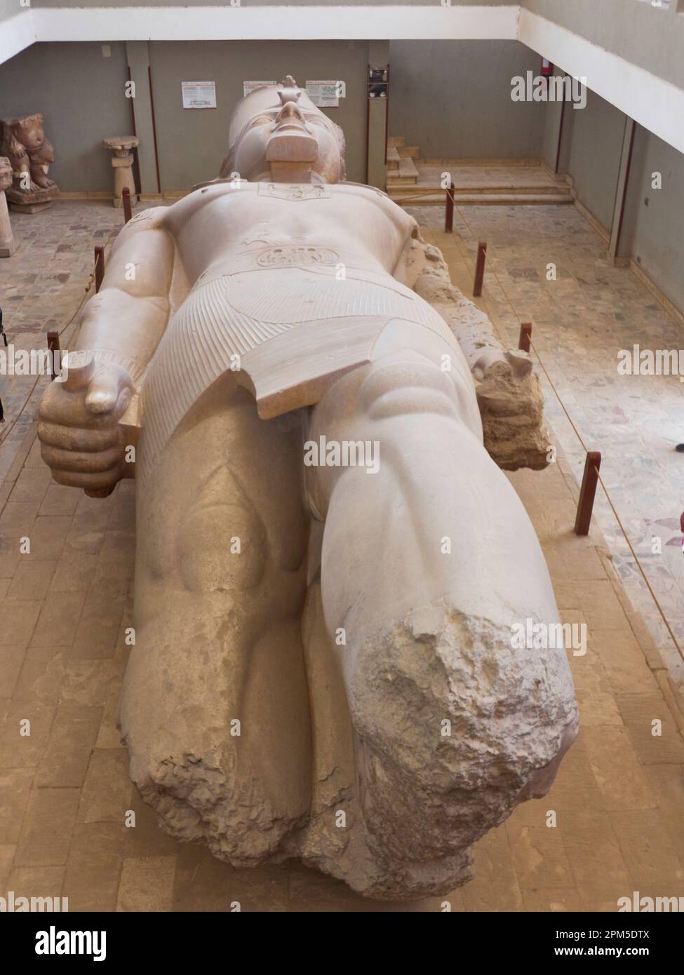 Statua di granito rosso di Ramesse II a Memphis, Egitto Foto Stock