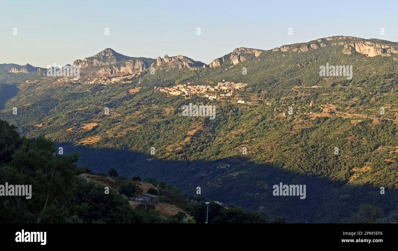 Paesaggio di due borghi sardi in montagna Foto Stock