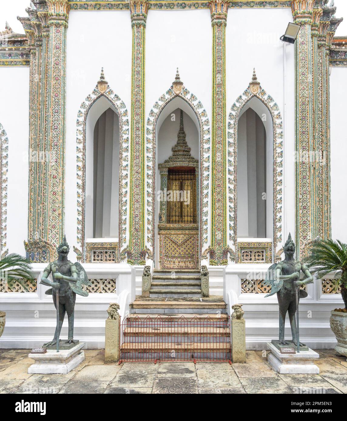 Statue dei guerrieri guardiani alla porta di Phra Wiharn Foto Stock