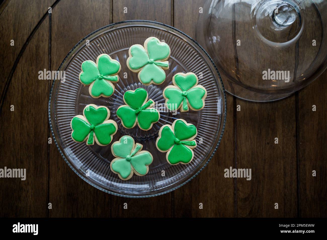 Vista dall'alto dei biscotti del giorno di San Patrizio su una lastra di vetro Foto Stock