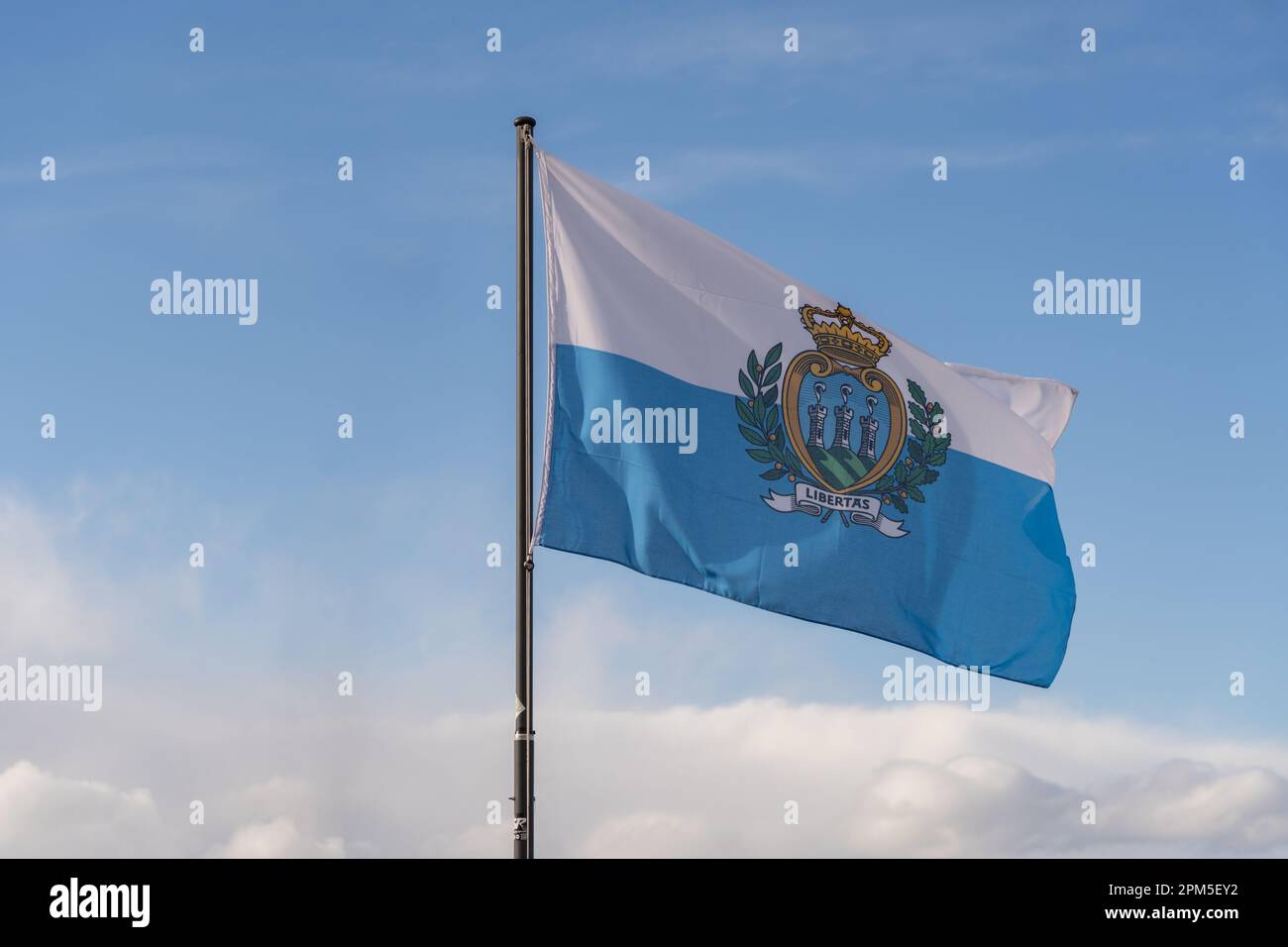 Tessuto di tessuto bandiera nazionale sammarinese che ondola sul cielo Foto Stock