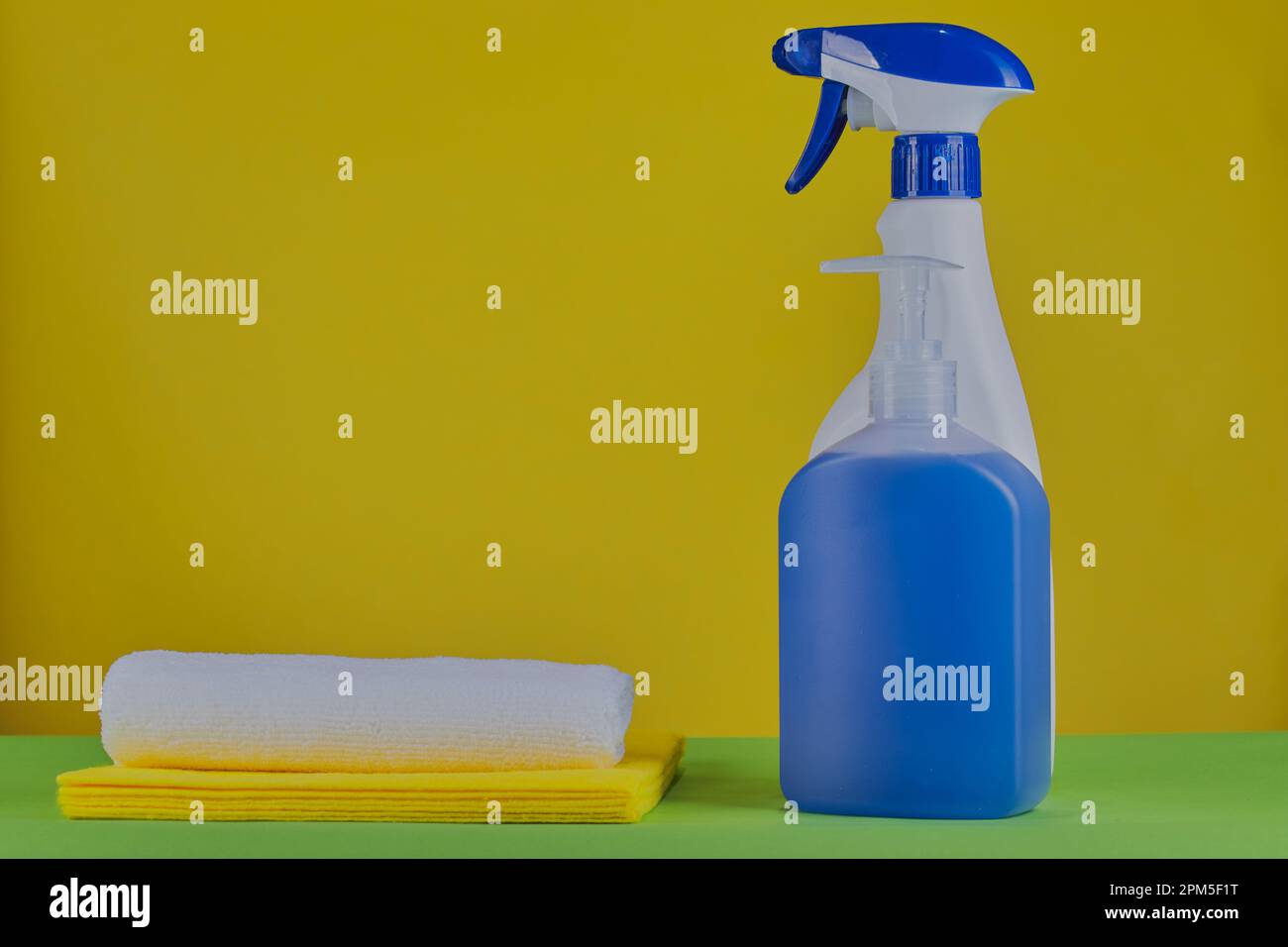 prodotti per la pulizia, tra cui un detergente spray chimico e panni. Foto Stock