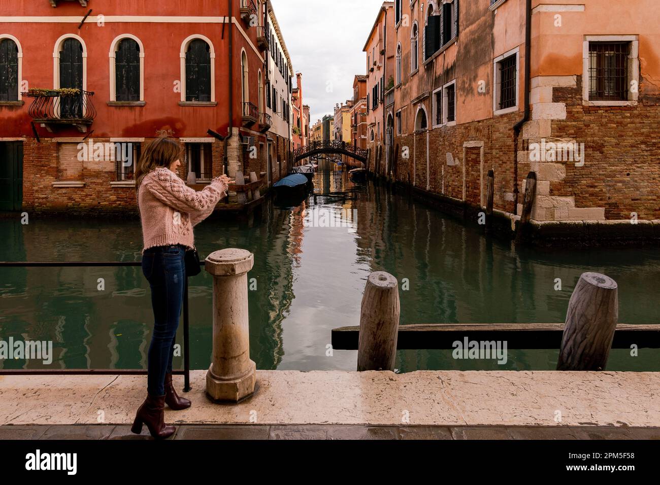 Donna turistica che fotografa i canali di Venezia Foto Stock