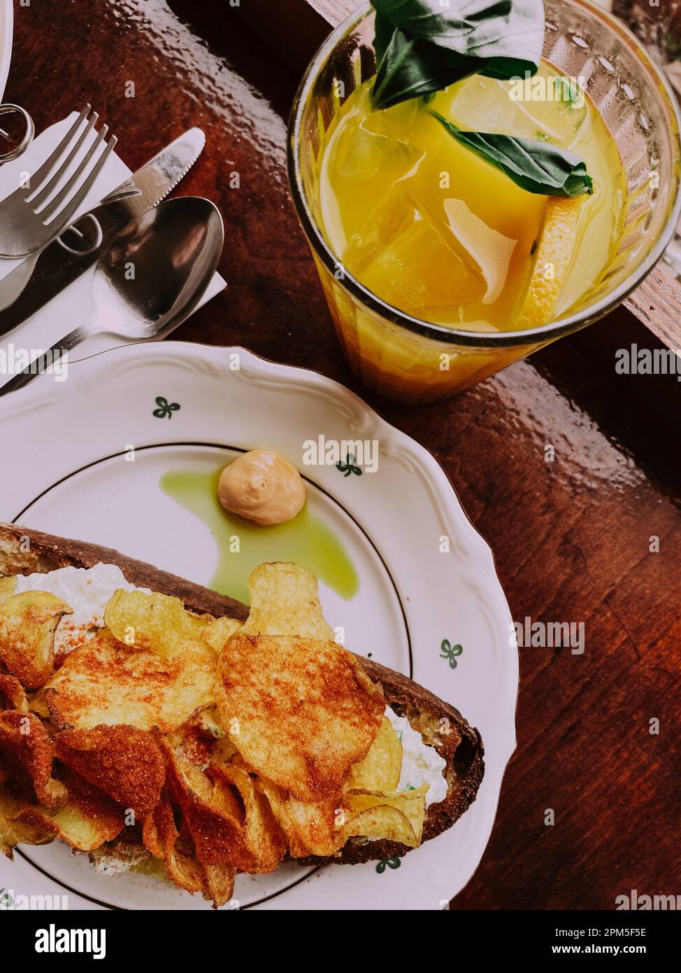 Delizioso toast per la colazione e succo d'arancia sul tavolo nel ristorante Foto Stock