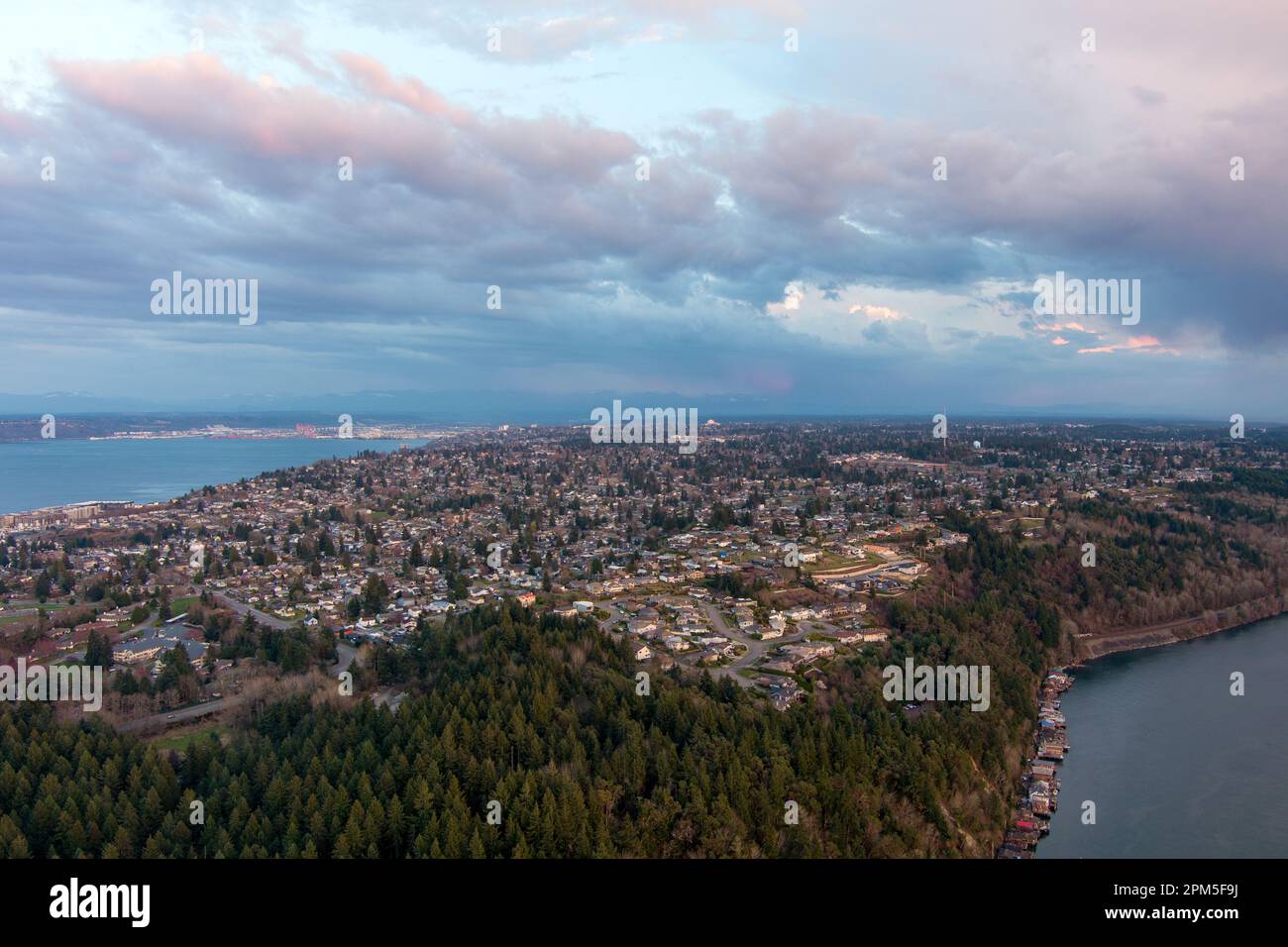 Veduta aerea dei Tacoma Narrows al tramonto Foto Stock