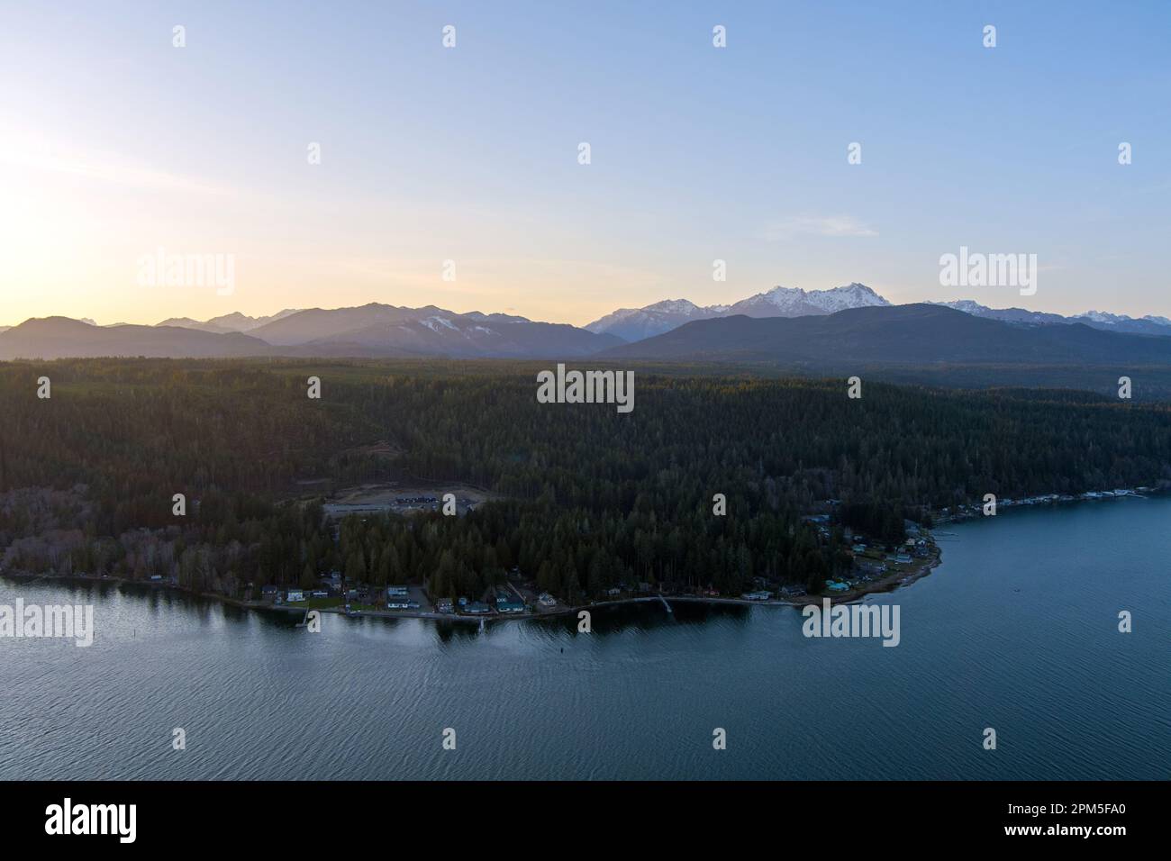 Il Puget Sound e le montagne olimpiche al tramonto Foto Stock
