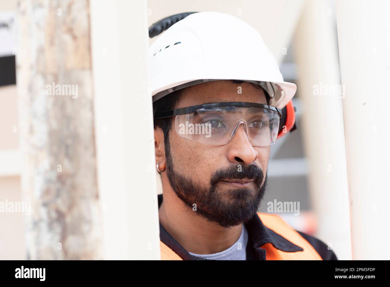 giovani occhiali di sicurezza tecnici e casco funzionante Foto Stock