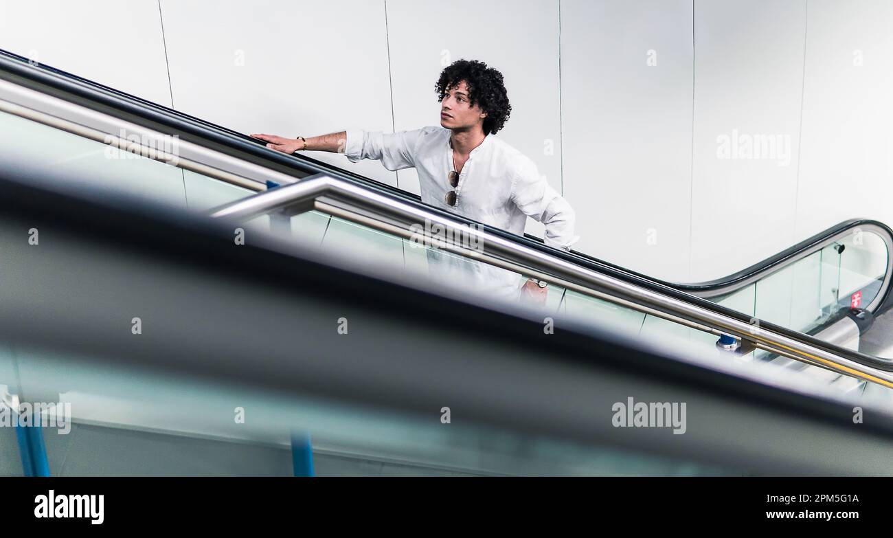 foto d'archivio di un uomo d'affari latino in metropolitana al lavoro Foto Stock
