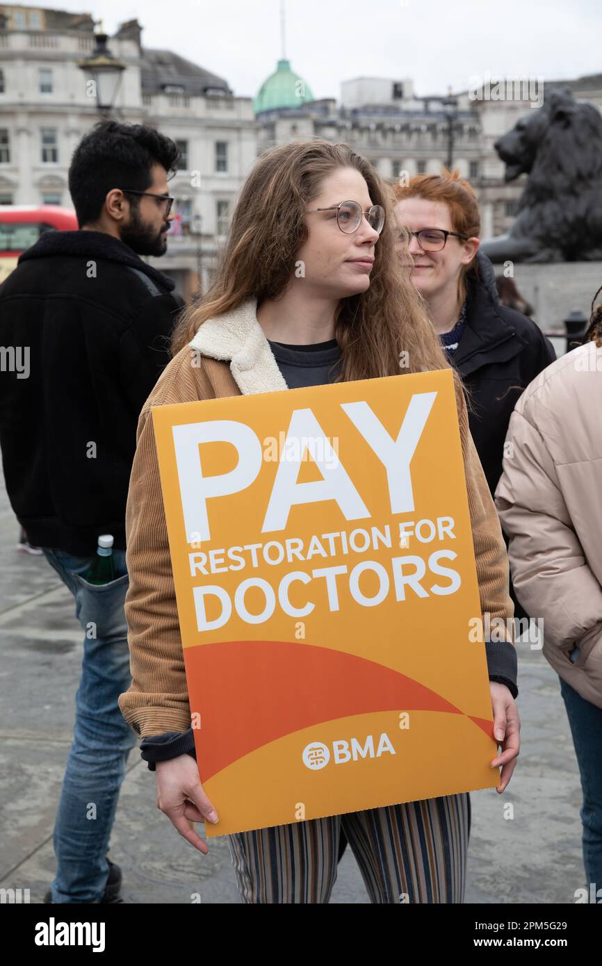 UK,Londra,11th Aprile 2023,i giovani Medici hanno iniziato il loro sciopero di quattro giorni presto questa mattina, che continua fino a presto il Sabato mattina. A Trafalgar Square c'è stato un grande raduno con un sacco di sostegno per i medici junior, Stanno intraprendendo l'azione di sciopero per realizzare il ripristino completo della paga per invertire il calo ripido nella paga affrontata dai medici in formazione dal 2008/9 e per concordare un meccanismo con il governo per impedire qualunque declina futura contro il costo di vita e di inflation.Credit Keith Larby/Alamy Live News Foto Stock