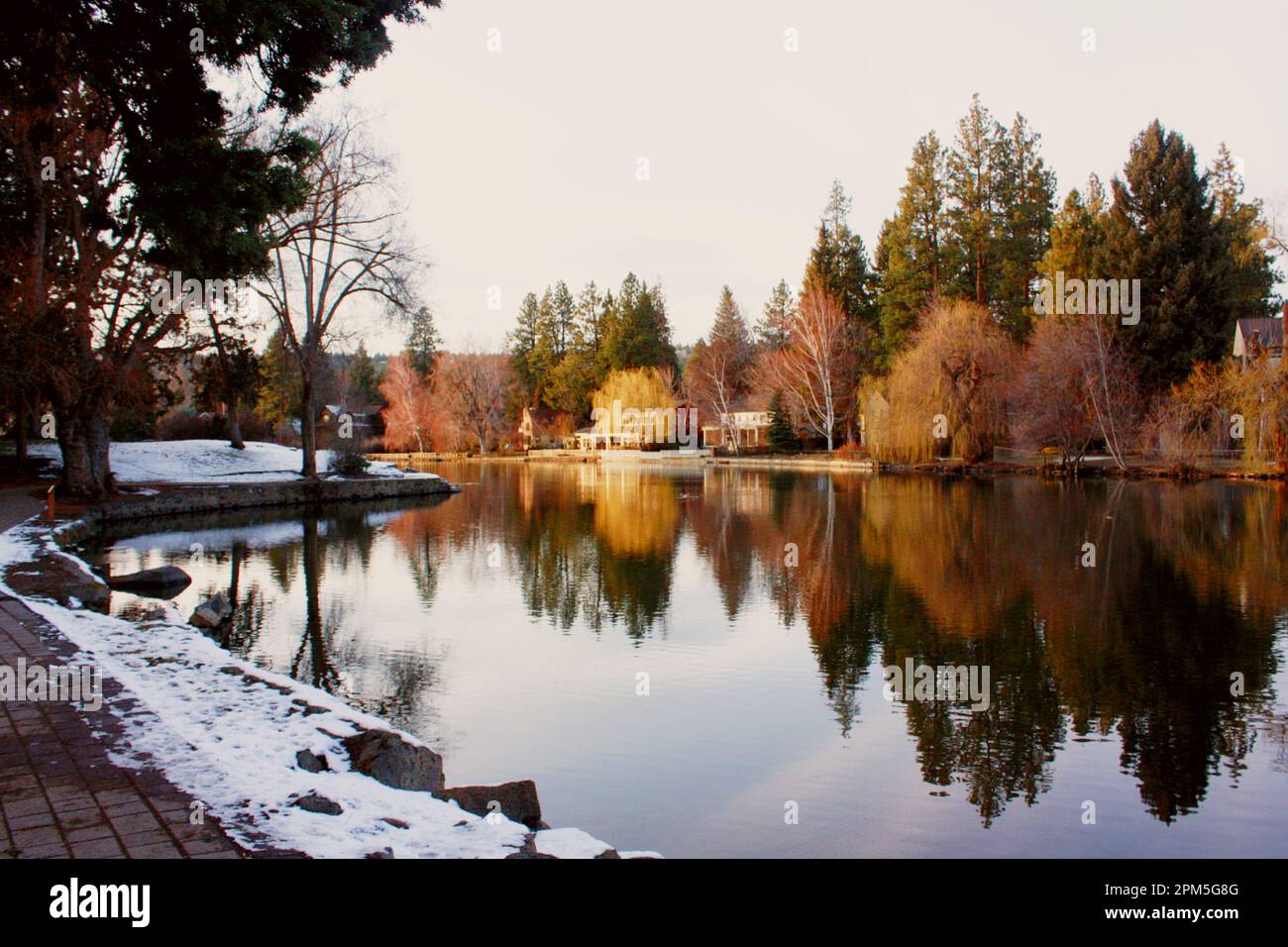Riflessioni al lago Mirror Pond a Bend Oregon Foto Stock