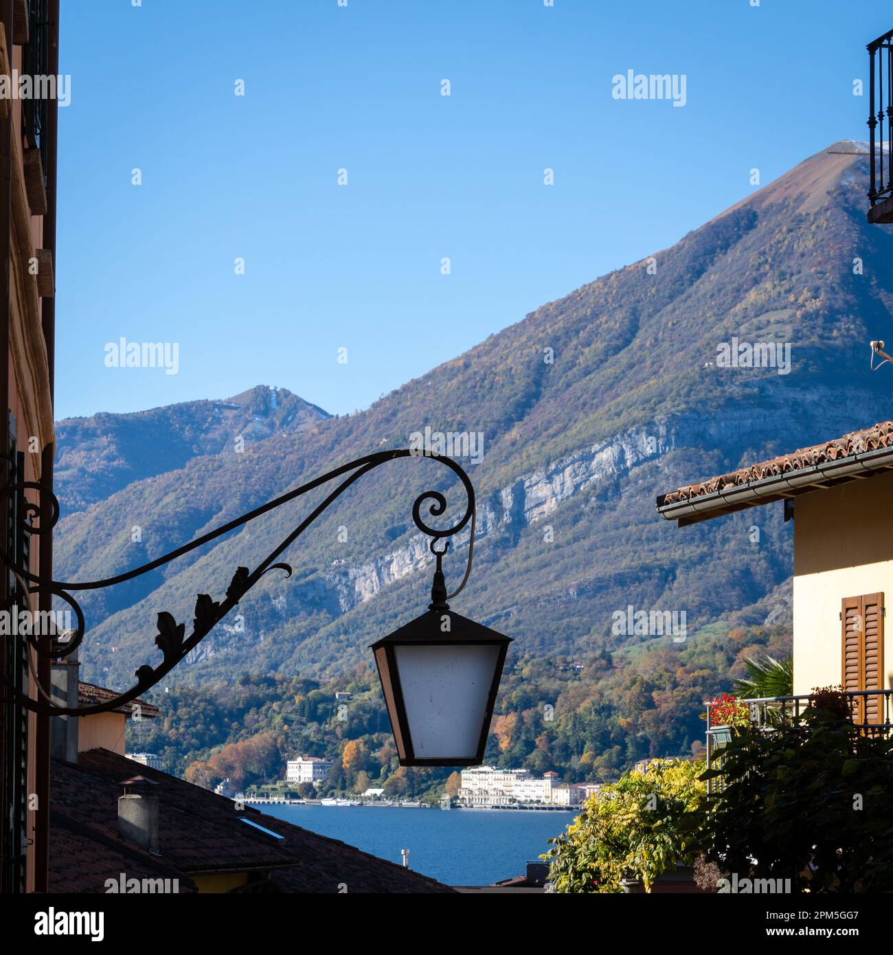 bellissima vista sul lampione nelle strade del lago di como Foto Stock